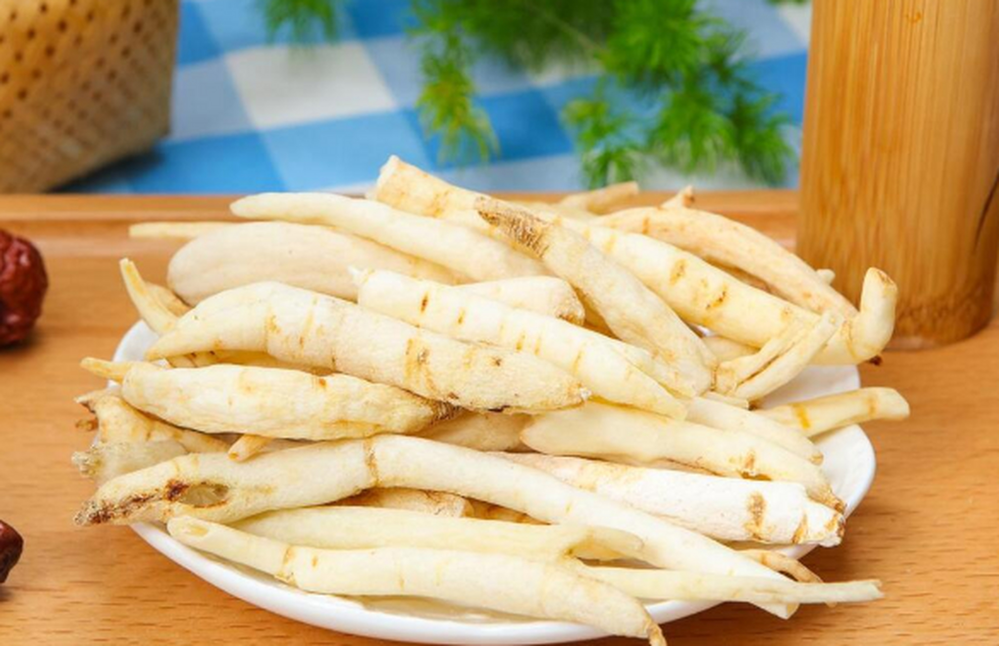 冬季干燥怎么办,玉竹具有养阴润燥,生津止渴的益处,将黄精,玉竹和沙参