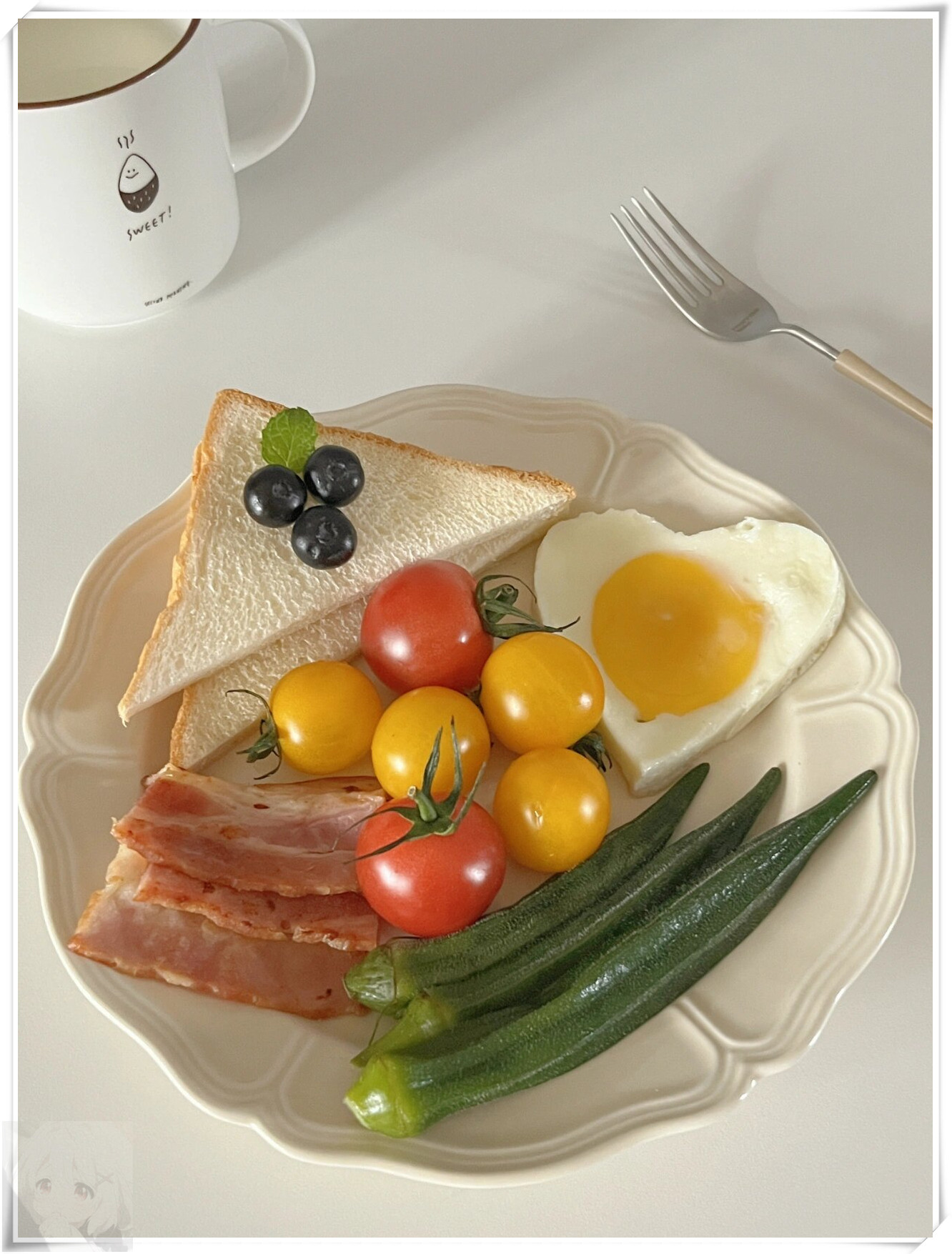 今天的早餐拼盘里有吐司,蓝莓小番茄,秋葵,培根和煎蛋,搭配一杯牛奶
