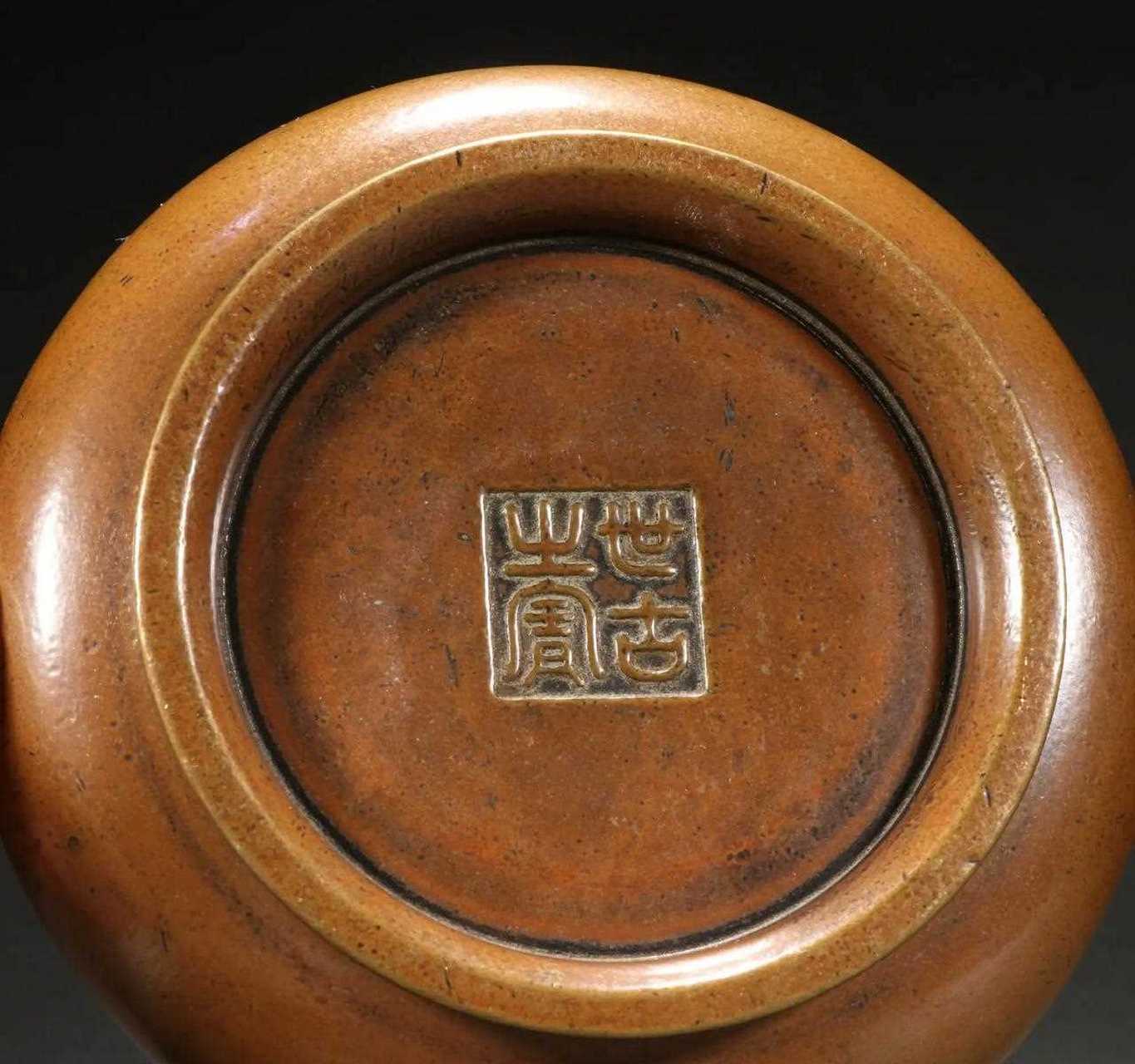 世古之宝款 铜胎素纹双耳香炉.规格高8㎝宽18㎝重85g