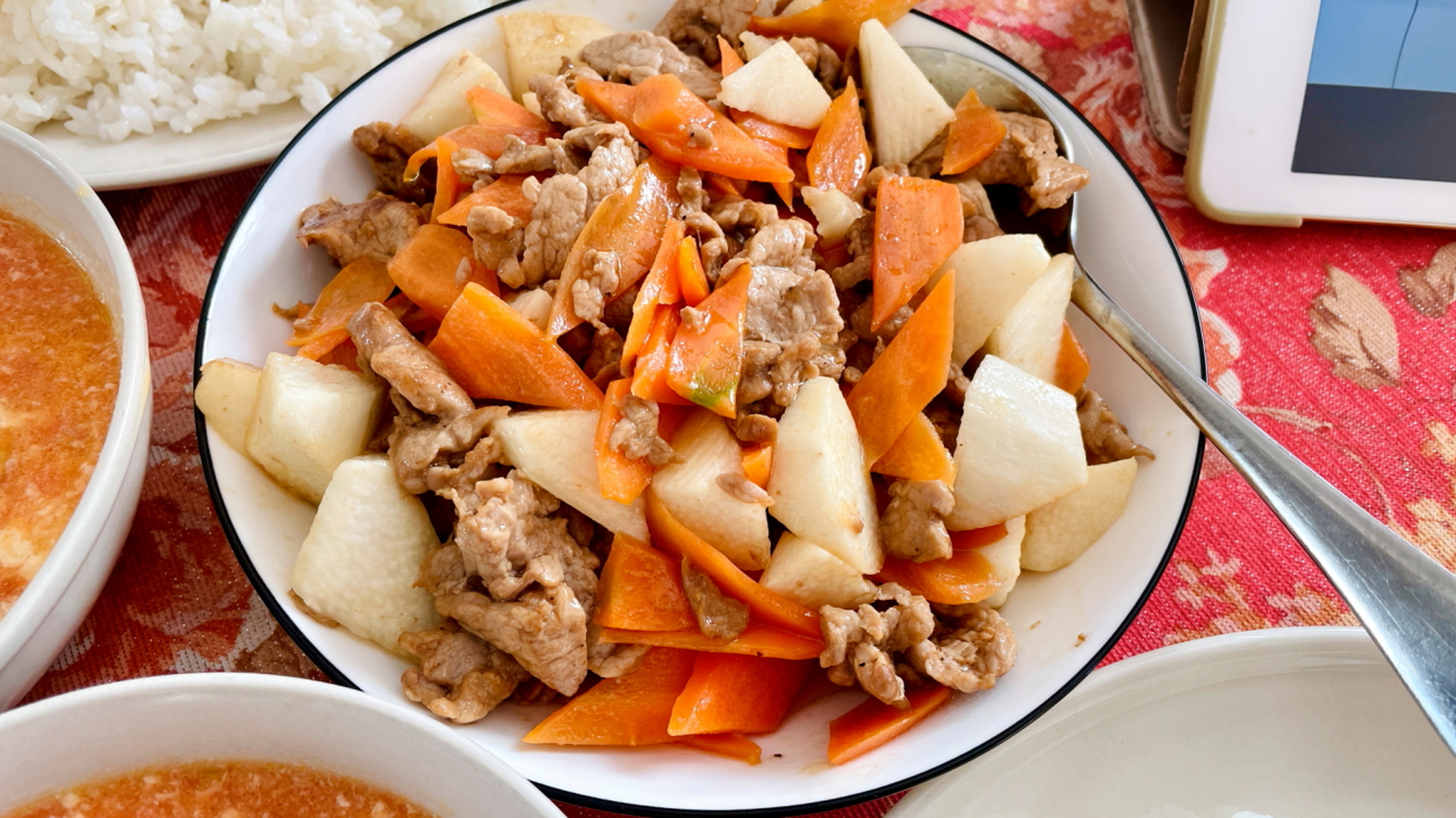 夏天清淡开胃午餐分享 山药胡萝卜炒肉片 西红柿鸡蛋汤 山药胡萝卜炒