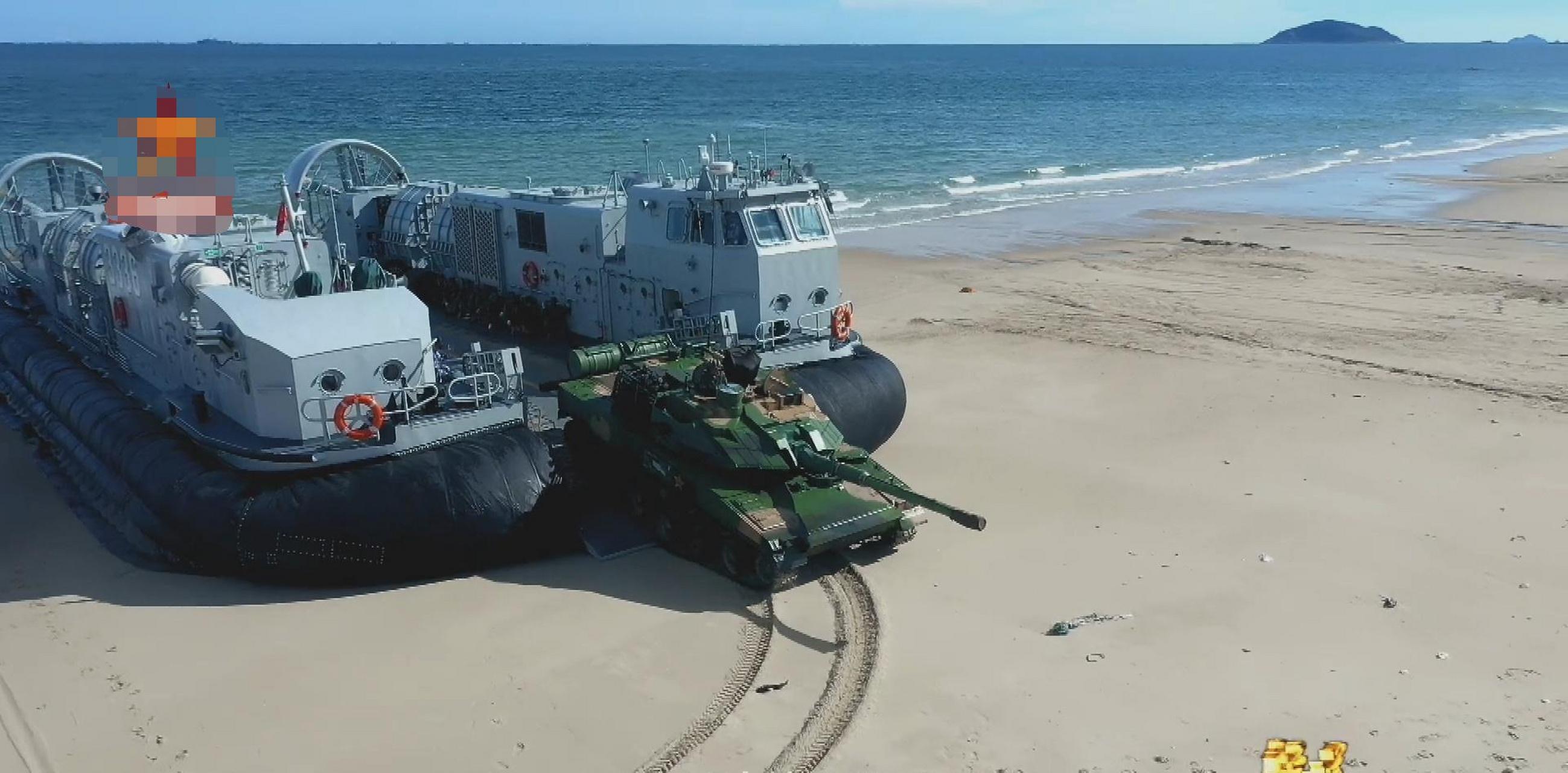 中国海军726a"海上野马"气垫登陆舰,运输15式坦克抢滩登陆,"小黑豹"变