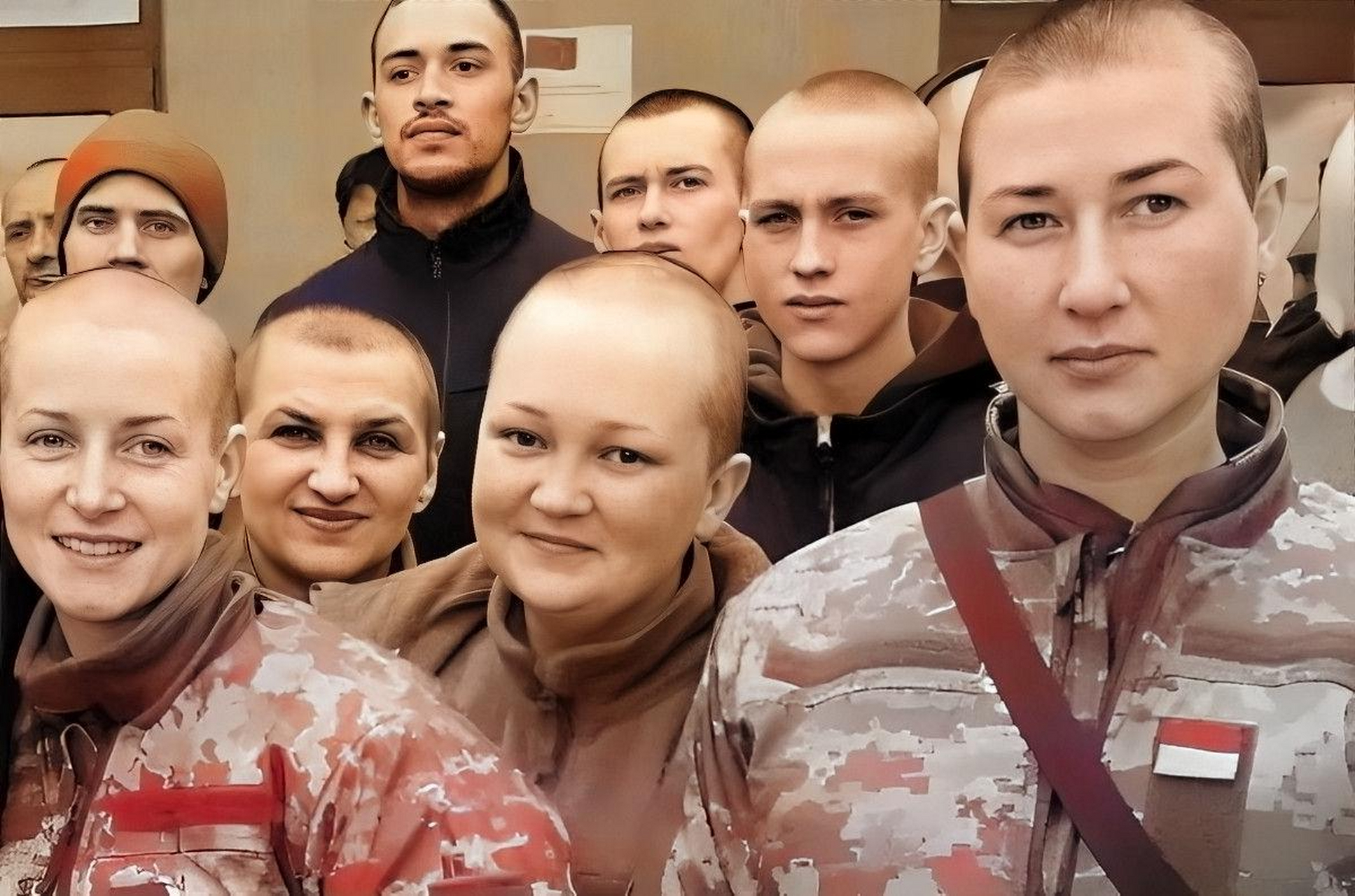 其中一组照片显示乌克兰女兵被俄罗斯军队俘虏剃光头,但他们似乎没有