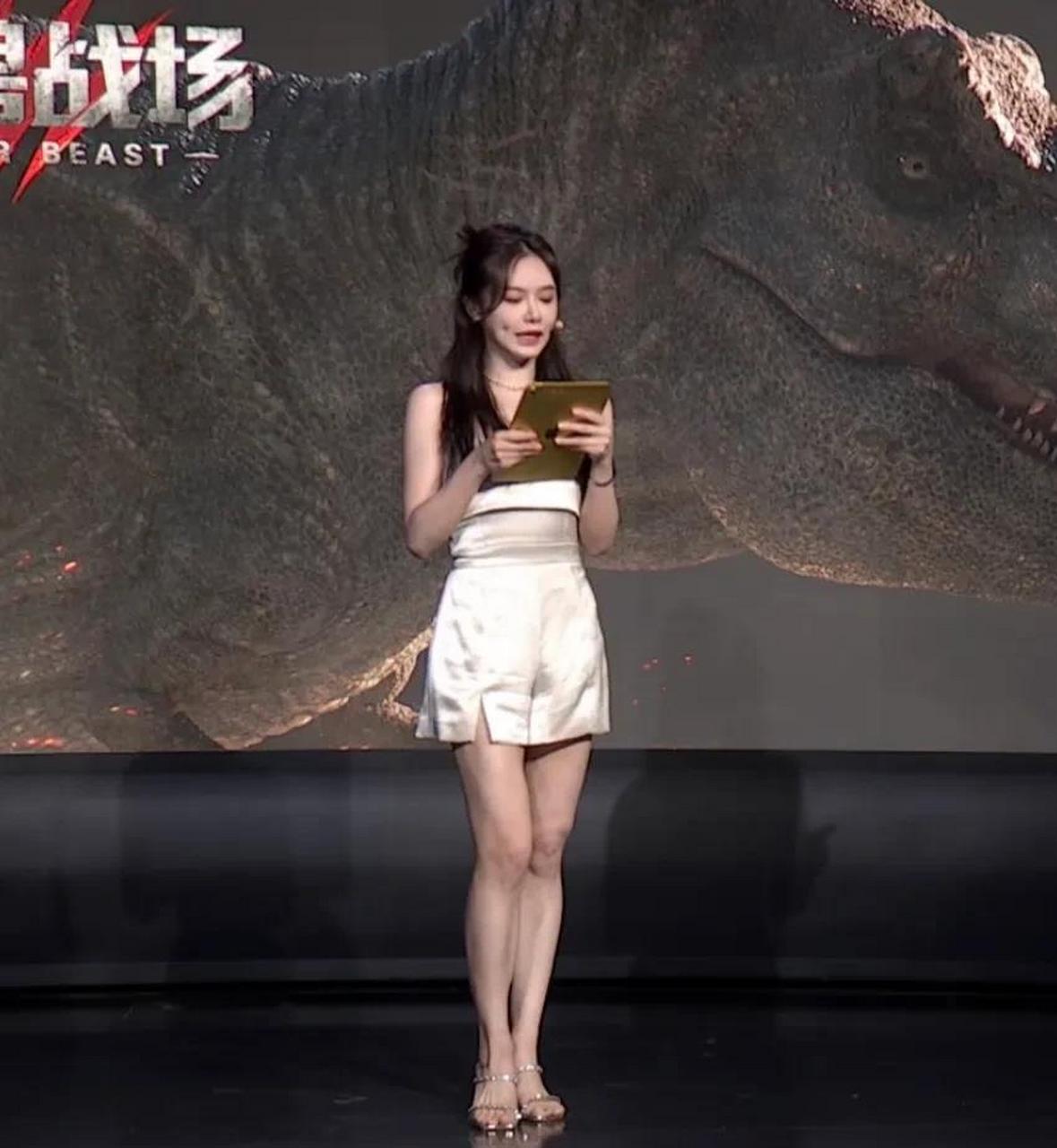 湖人险胜森林狼进季后赛,美娜今天腿咋了?