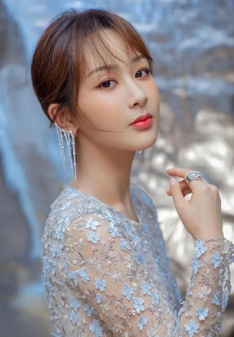 gif创作人# 杨紫,关晓彤同框热聊照片,两个小花同框谁更美了?