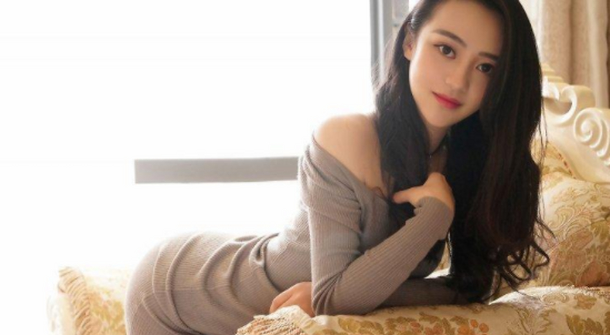 唐宛儿长得貌若天仙,闲爱文学,更爱流连舞厅.