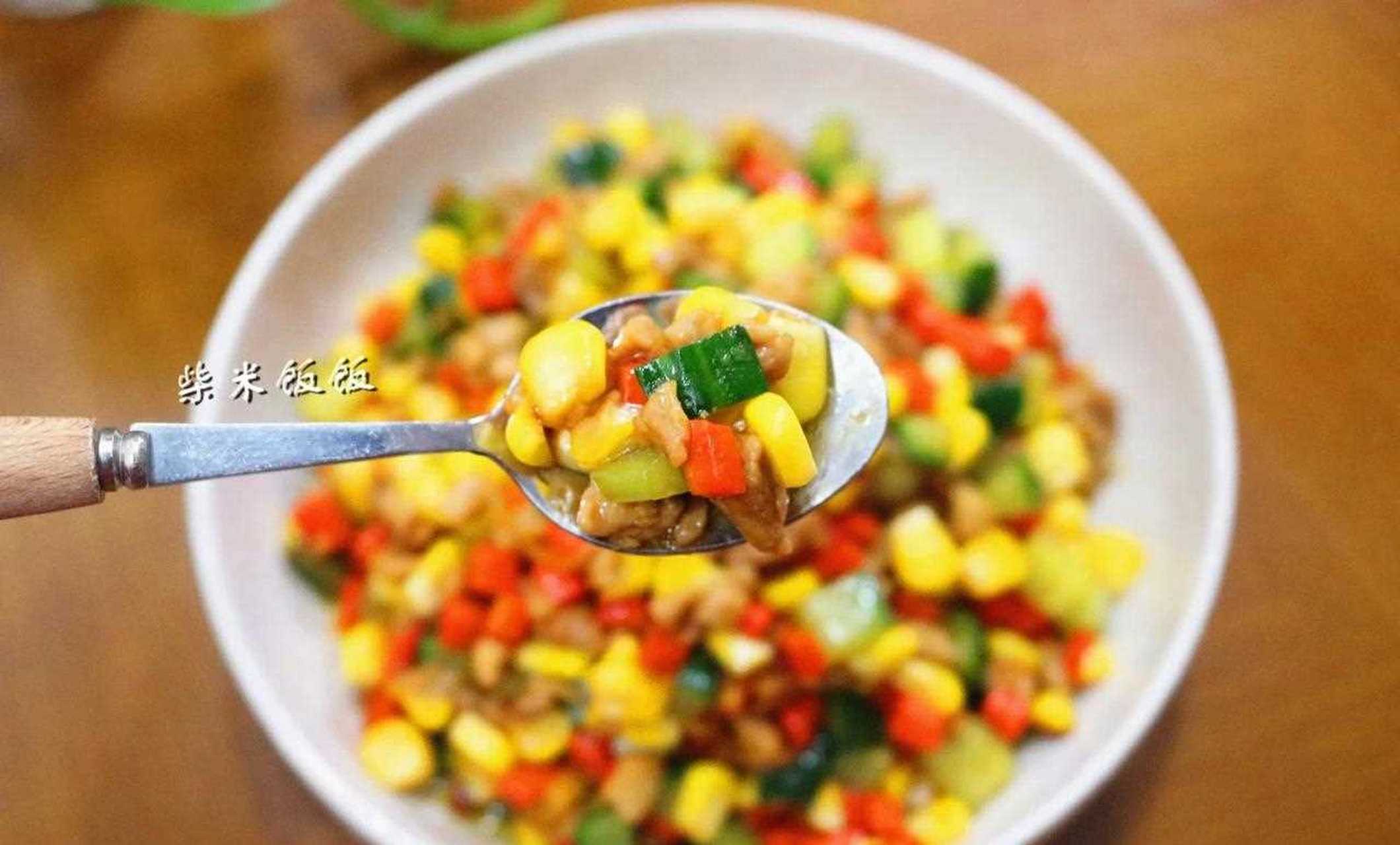 【玉米炒三丁】做法: 1,玉米棒洗净,把玉米粒从玉米棒上刮下来.