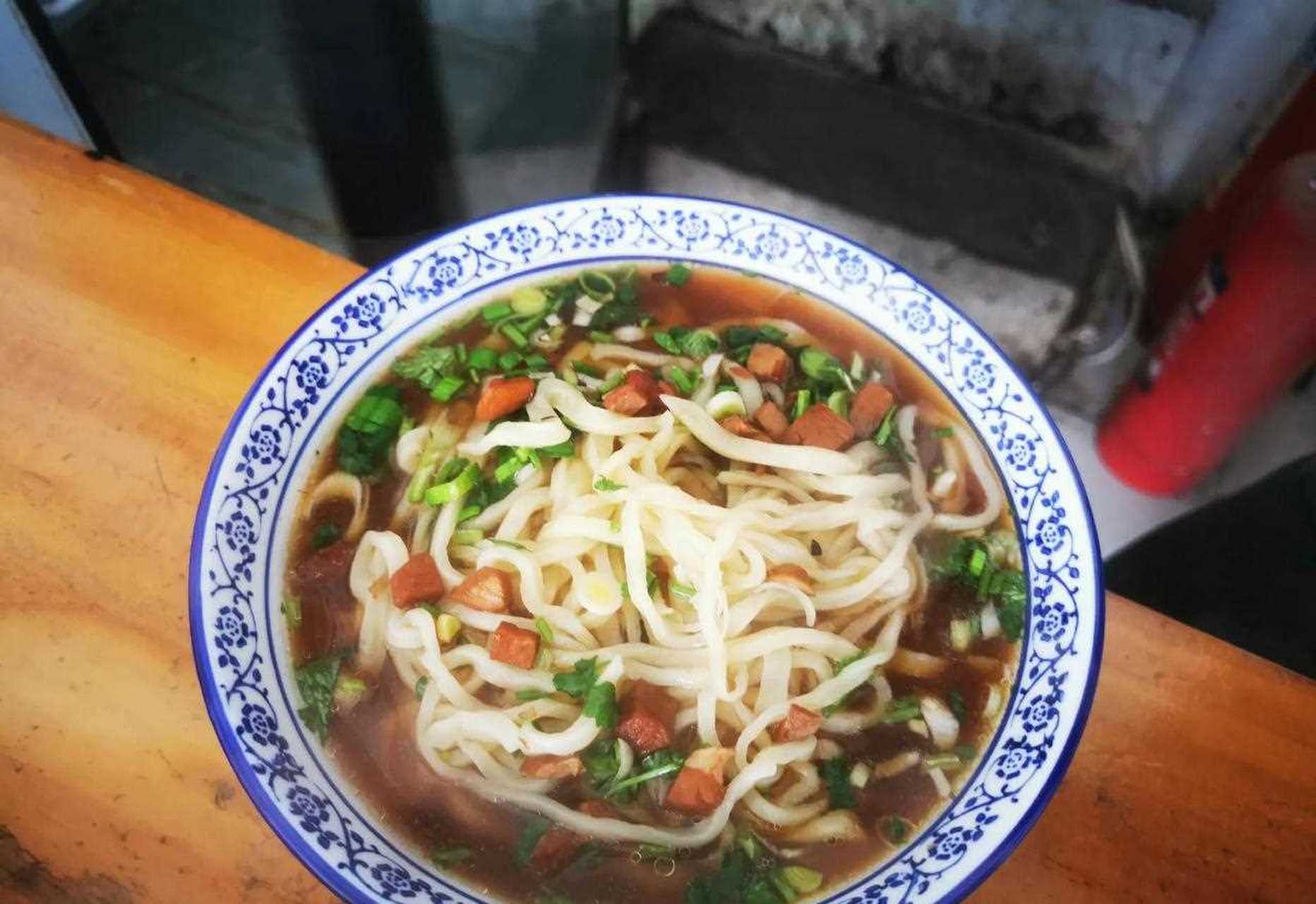 滕州大肉手擀面—回老家的路上问媳妇想吃什么,答曰:"大肉手擀面".