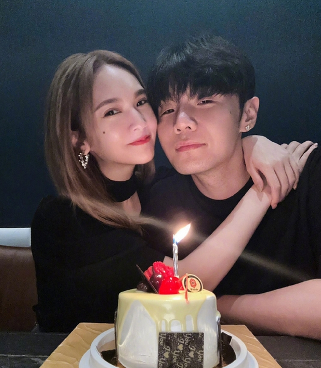 李荣浩和杨丞琳是娱乐圈中一对非常恩爱的夫妻,他们的爱情故事始于