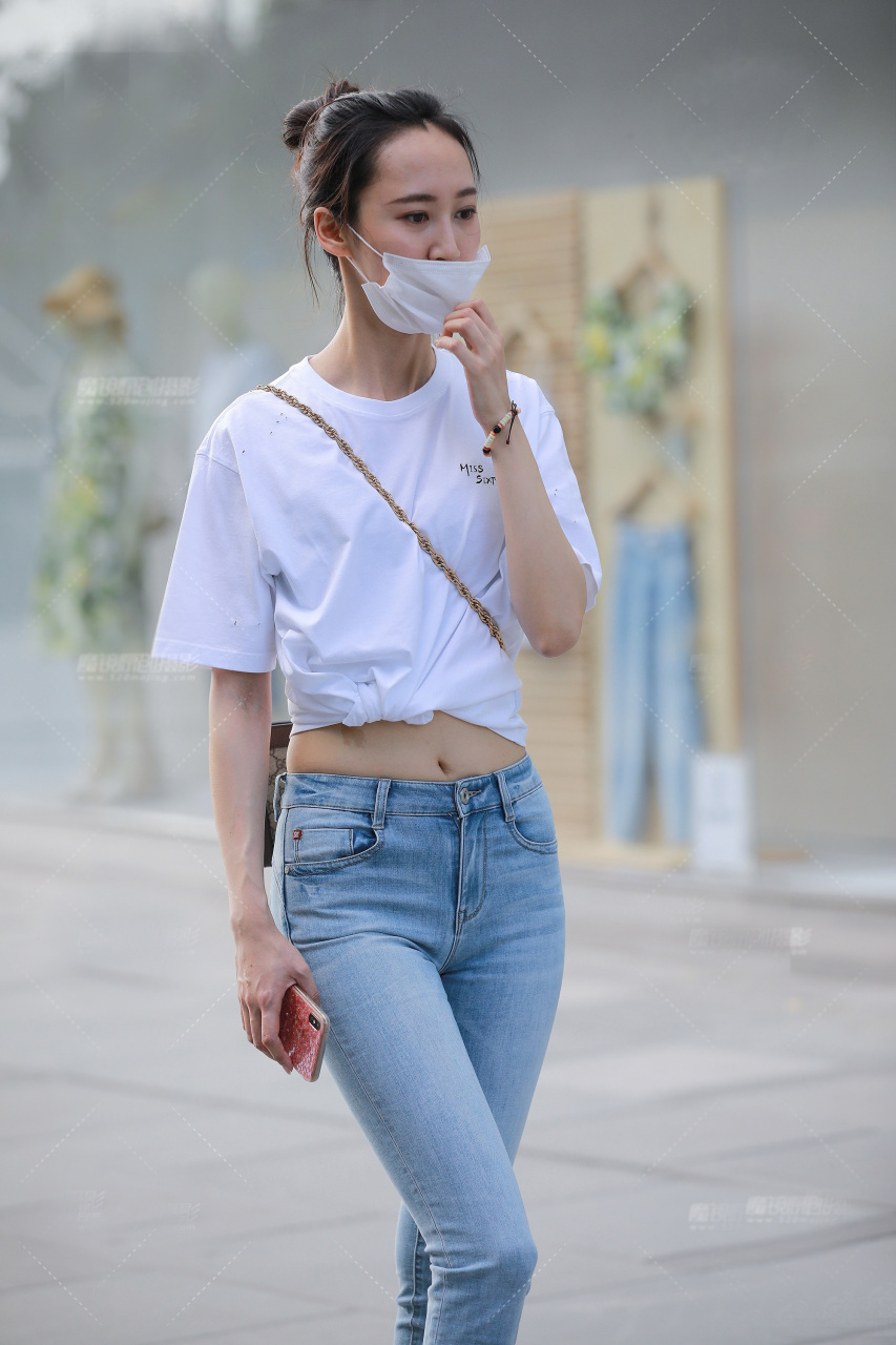 白色短袖t恤搭配浅蓝色低腰铅笔牛仔裤,衬托白皙皮肤,高贵典雅.