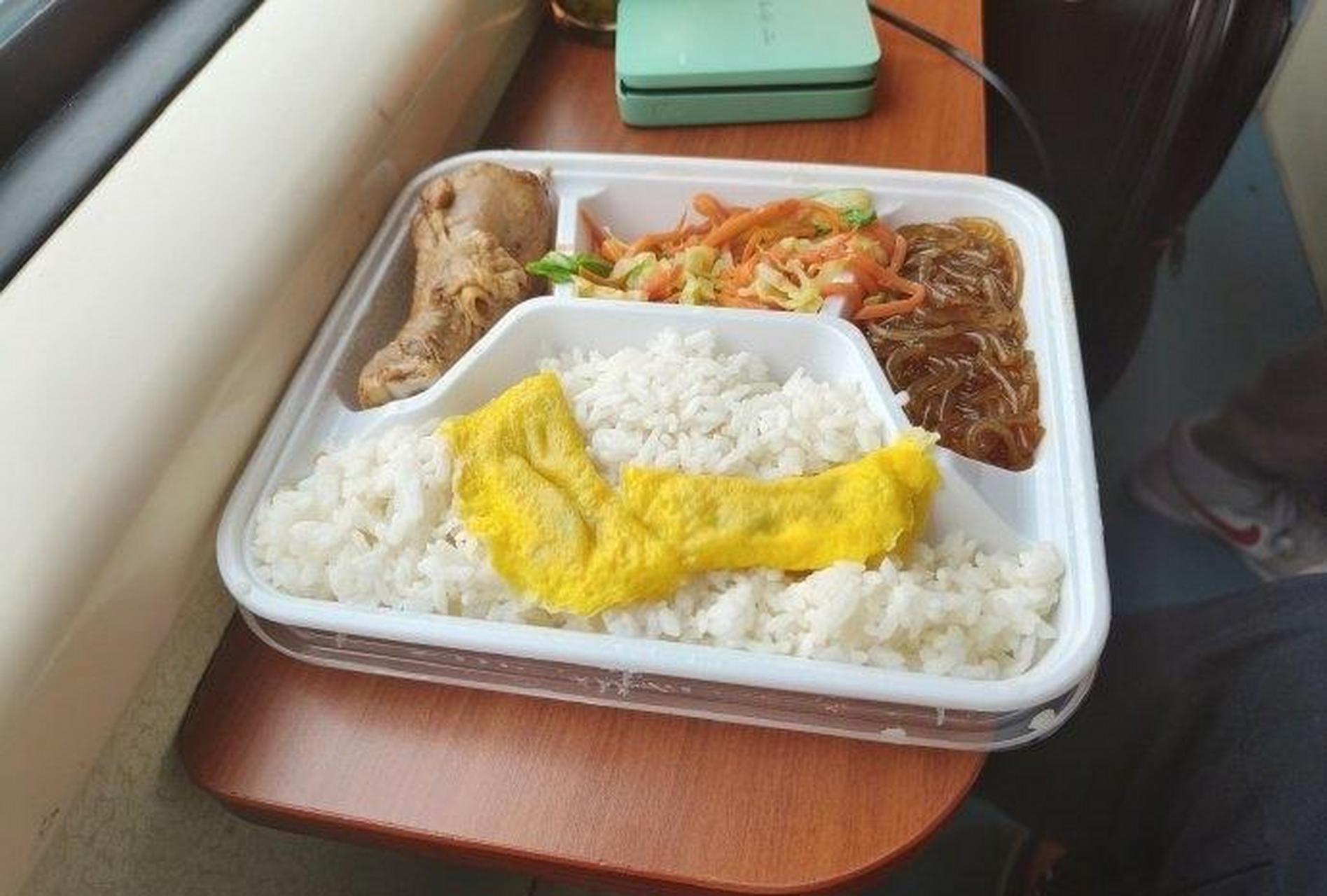 绿皮火车上的盒饭,现在是20元一份,快十年没吃了,比以前好吃多了.