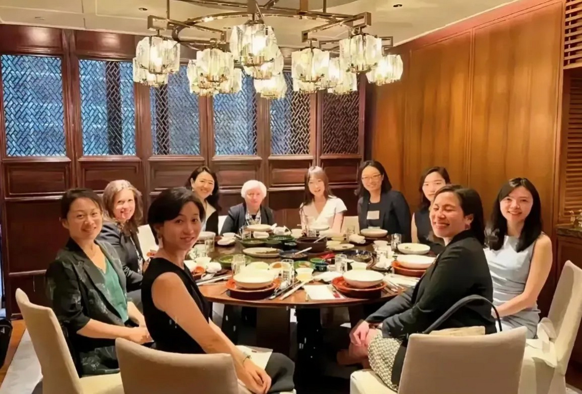 郝景芳:清华大学毕业,参加耶伦的宴会 刘倩:经济学博士,参加耶伦的