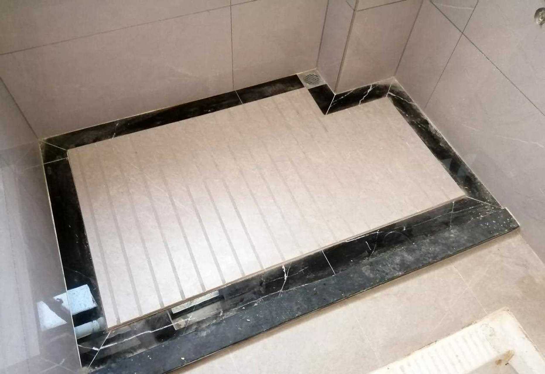 新房装修,在淋浴间做排水槽,洗澡不用担心积水,排水非常顺畅.