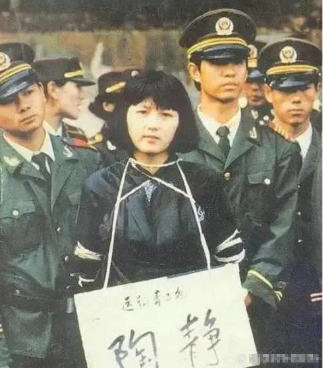 1991年,被五花大绑押赴刑场即将执行枪决的陶静.