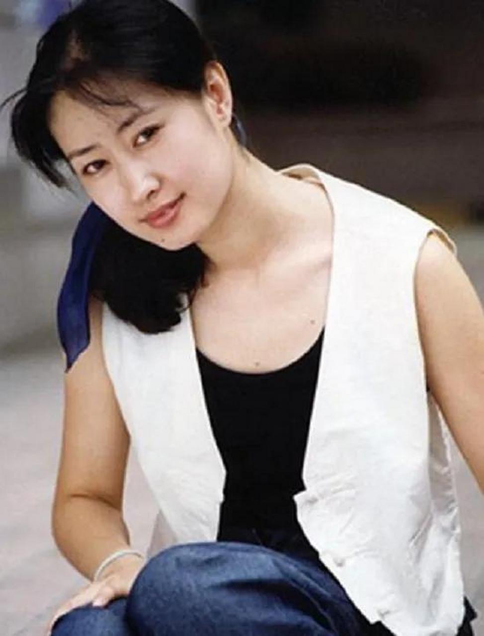 刘敏涛年轻时确实美的迷人妖娆妩媚,性感迷人,肤白如玉,苗条身姿