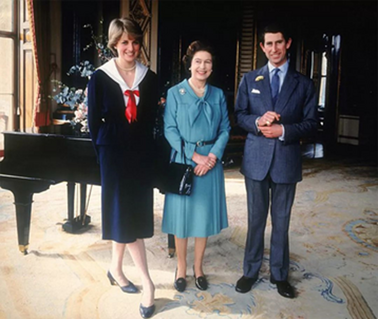 1975年,香港,49岁的英国女王在香港总督麦理浩的陪同下来到中环嘉咸街