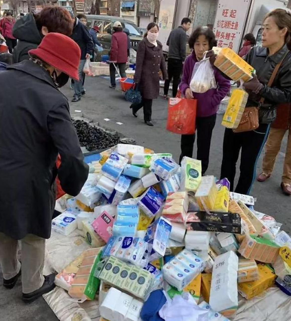 广西的朱大爷摆地摊卖卫生纸跟垃圾袋,一年下来狂赚了120万,看看人家