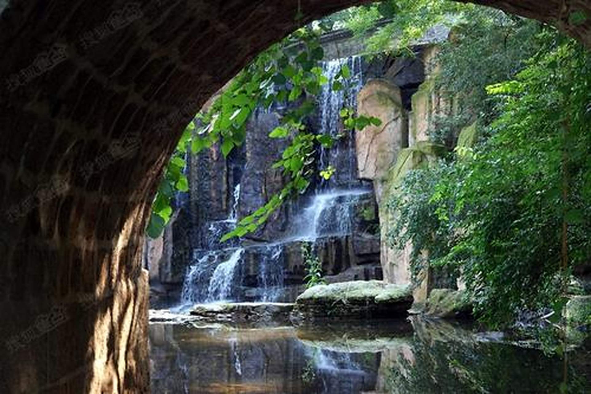 莲峰山位于渭源县城东南34公里处的森林公园,因九峰环峙,形似莲花而得