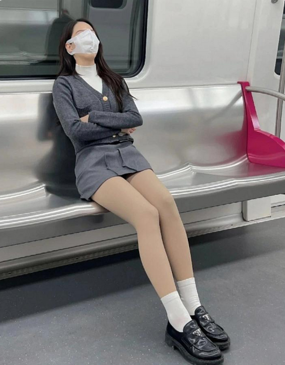 地铁拍美女被发现了