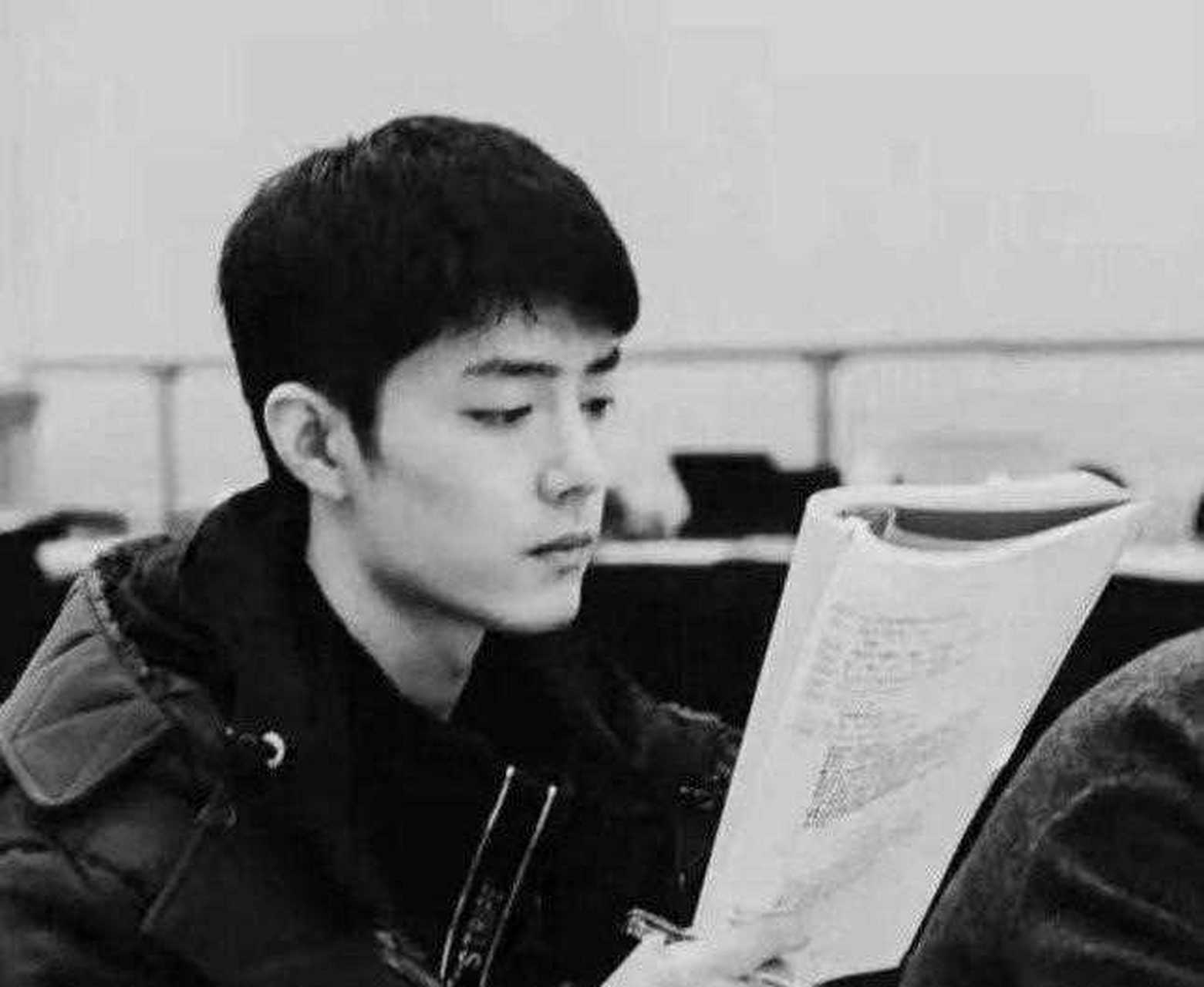 【肖战如梦之梦排练照】认真看剧本的肖战好帅!