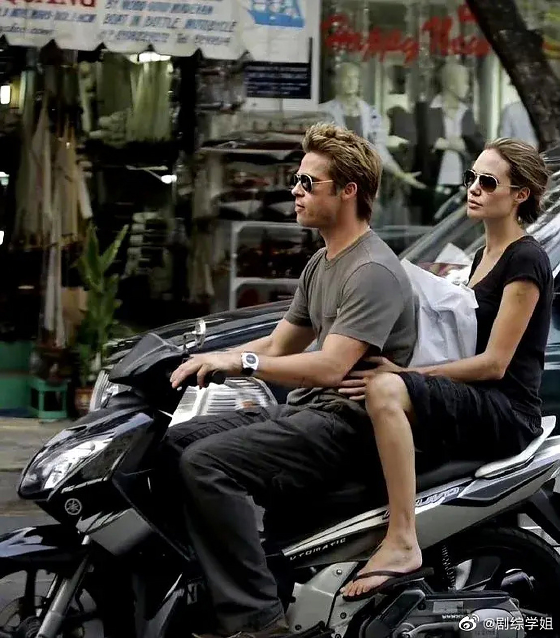 2006年,布拉德·皮特和安吉丽娜·朱莉在越南骑摩托车, 67那时的