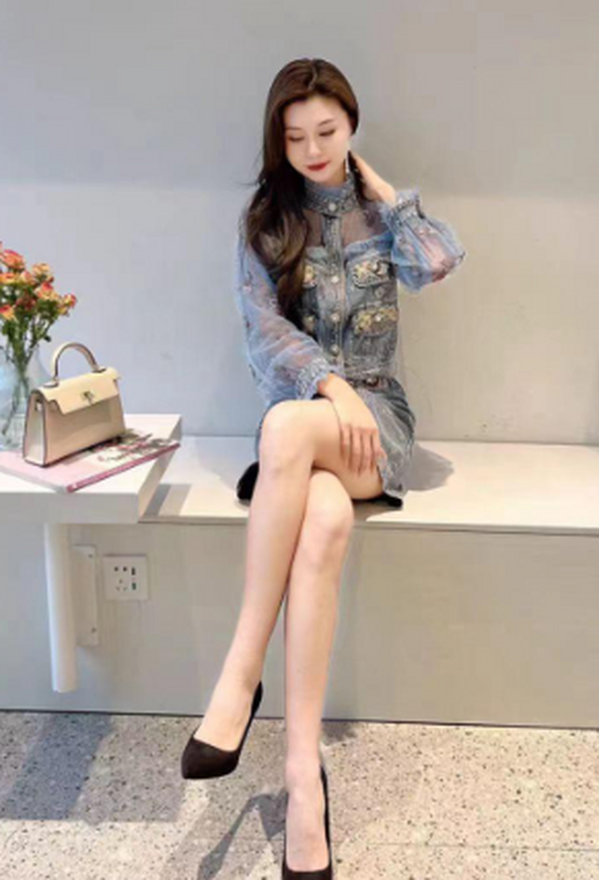 光腿配黑高跟,轻熟风也可以这么美