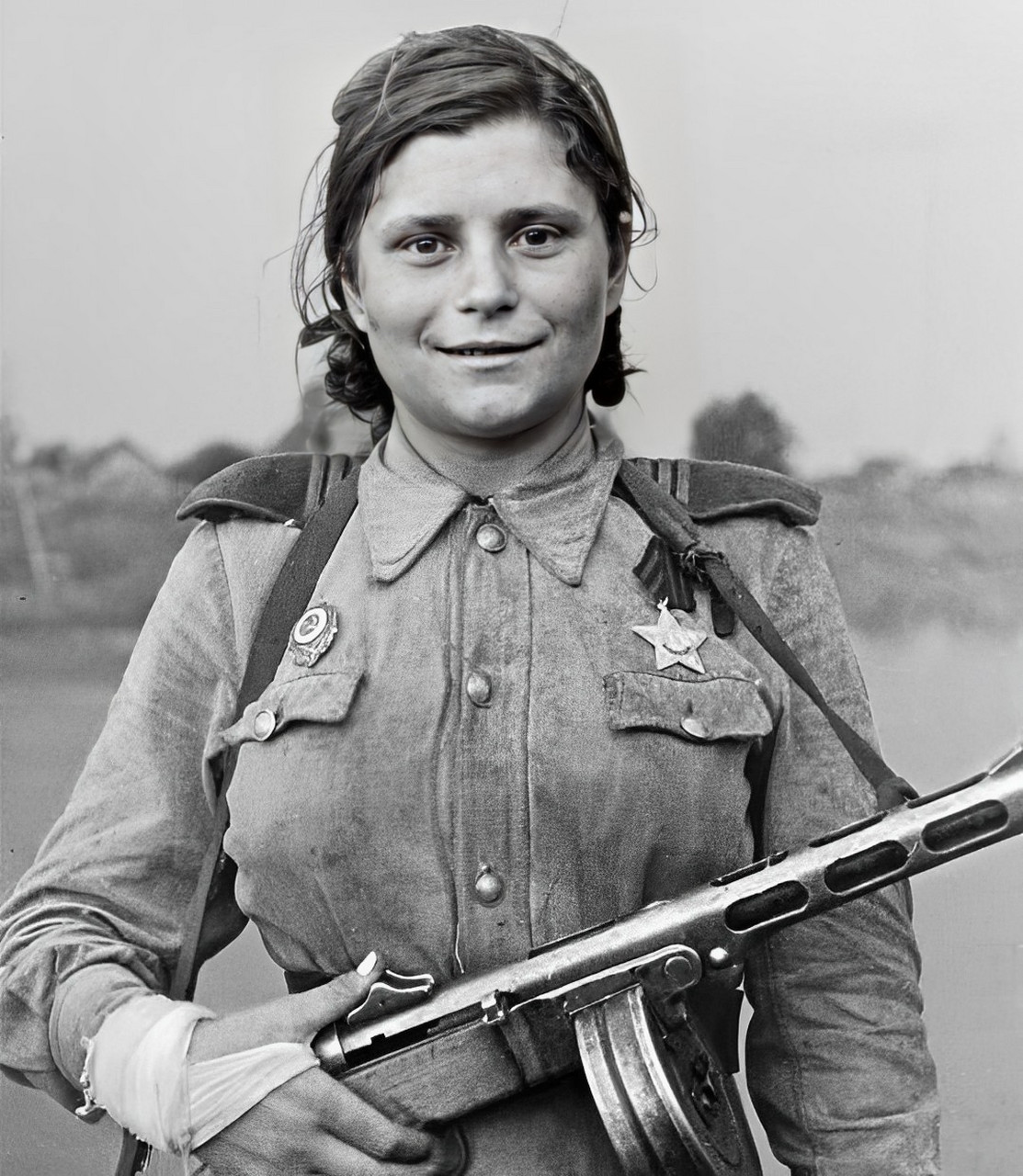 二战的苏联山女兵虽然手受伤了,但他仍然对着镜头微笑.他真的很乐观!