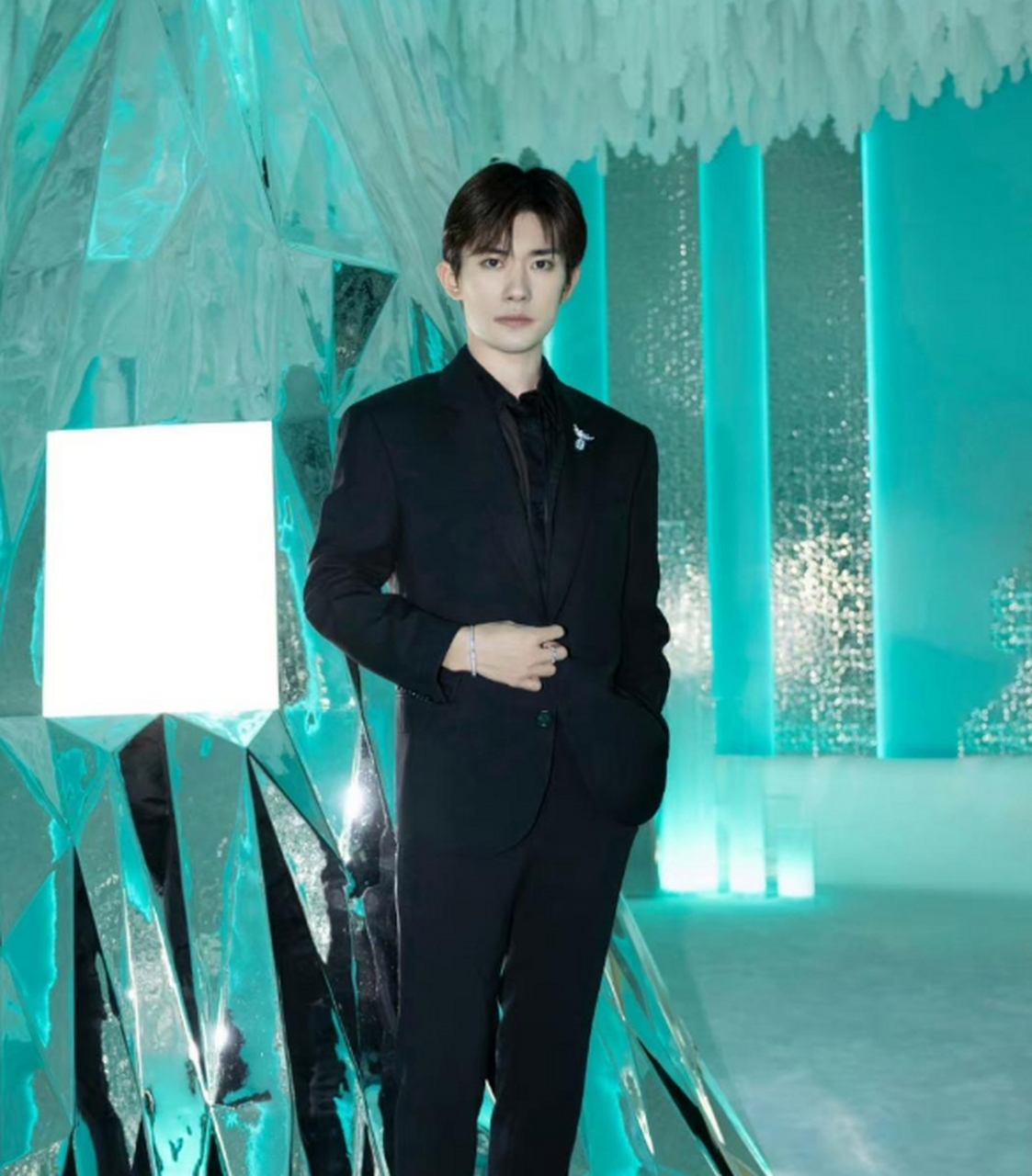 易烊千玺亮相珠宝品牌活动,一身黑西装沉稳显气质,气场打开了.