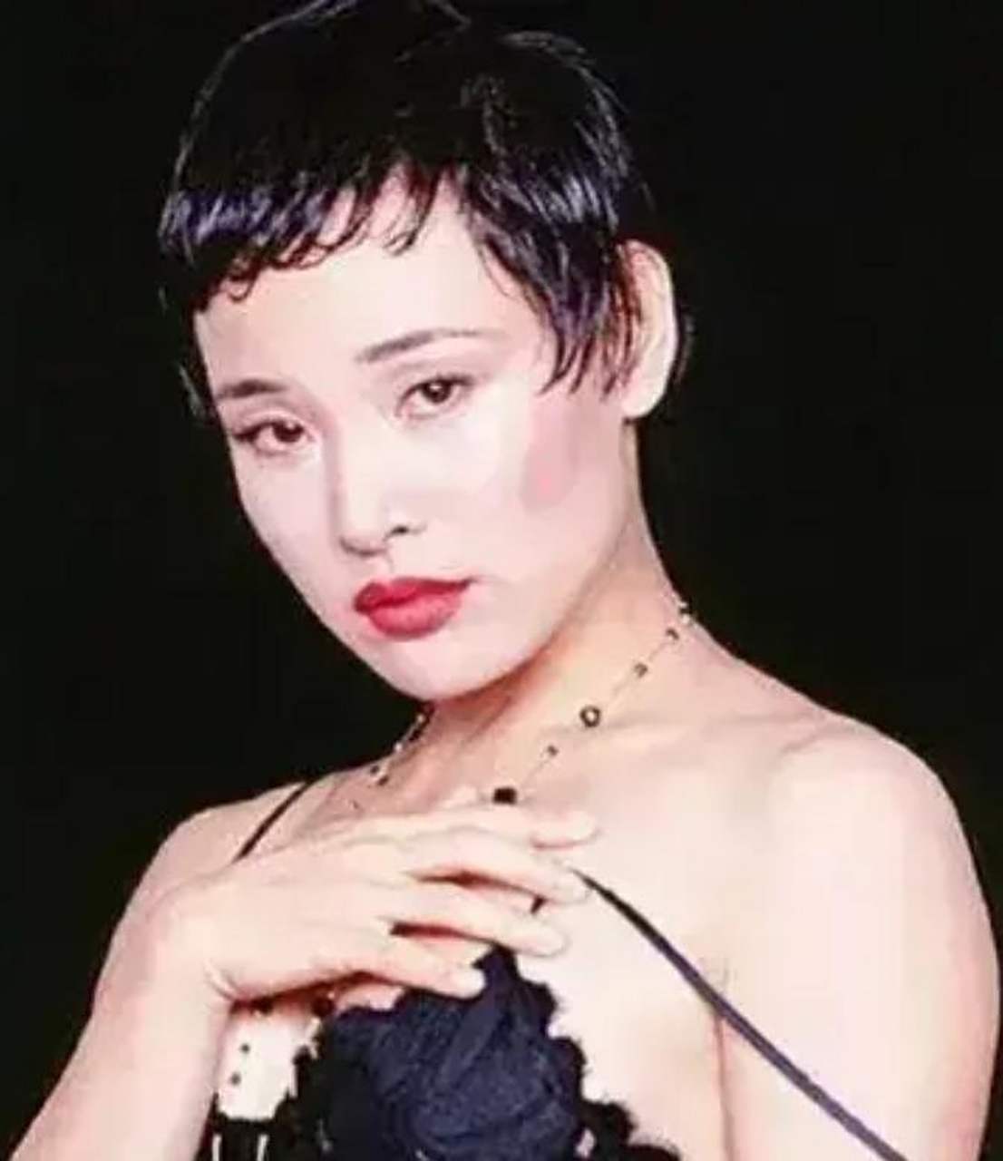 年轻时的陈冲真是有些"油腻",剪超短板寸头湿发拍大片,个性狂野很有