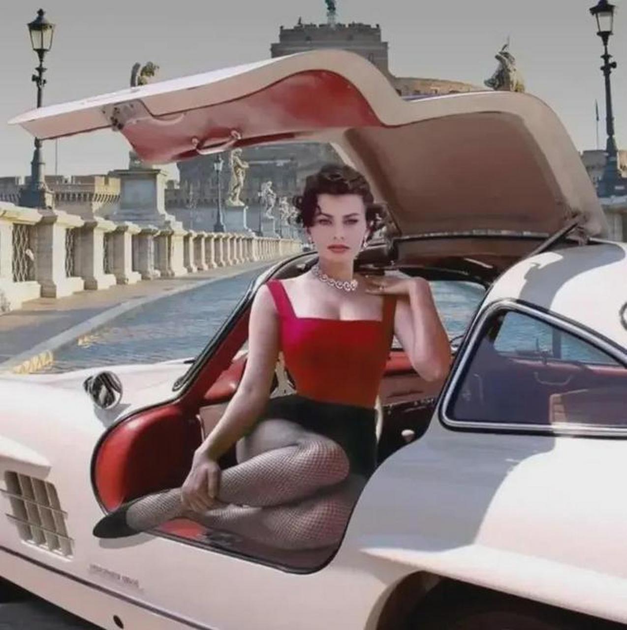 21岁的意大利女演员索菲亚·罗兰在50年代的某个阳光明媚的日子里