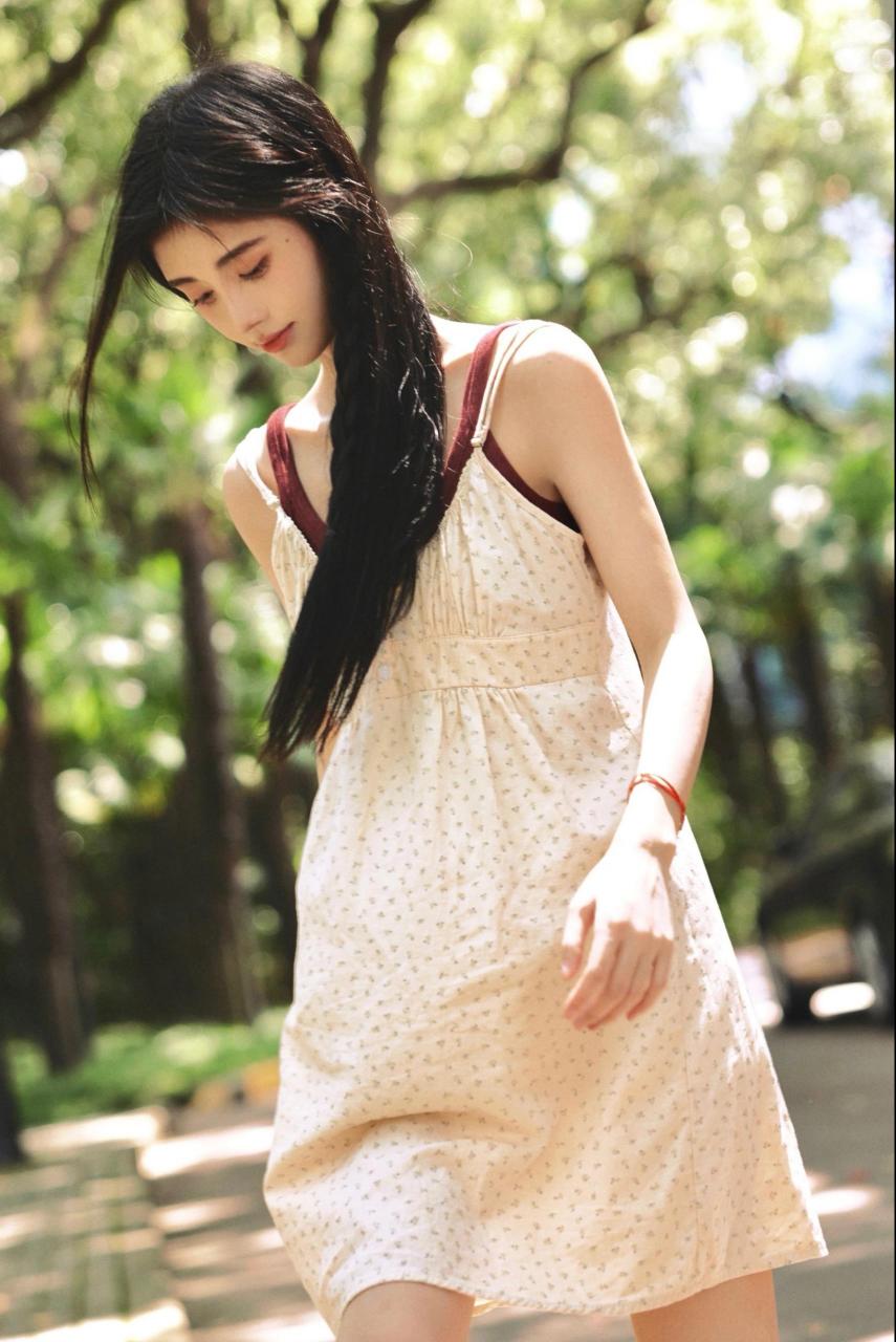 清新纯欲~ 鞠婧祎 私服分享,碎花吊带连衣裙和单侧麻花辫很般配,小