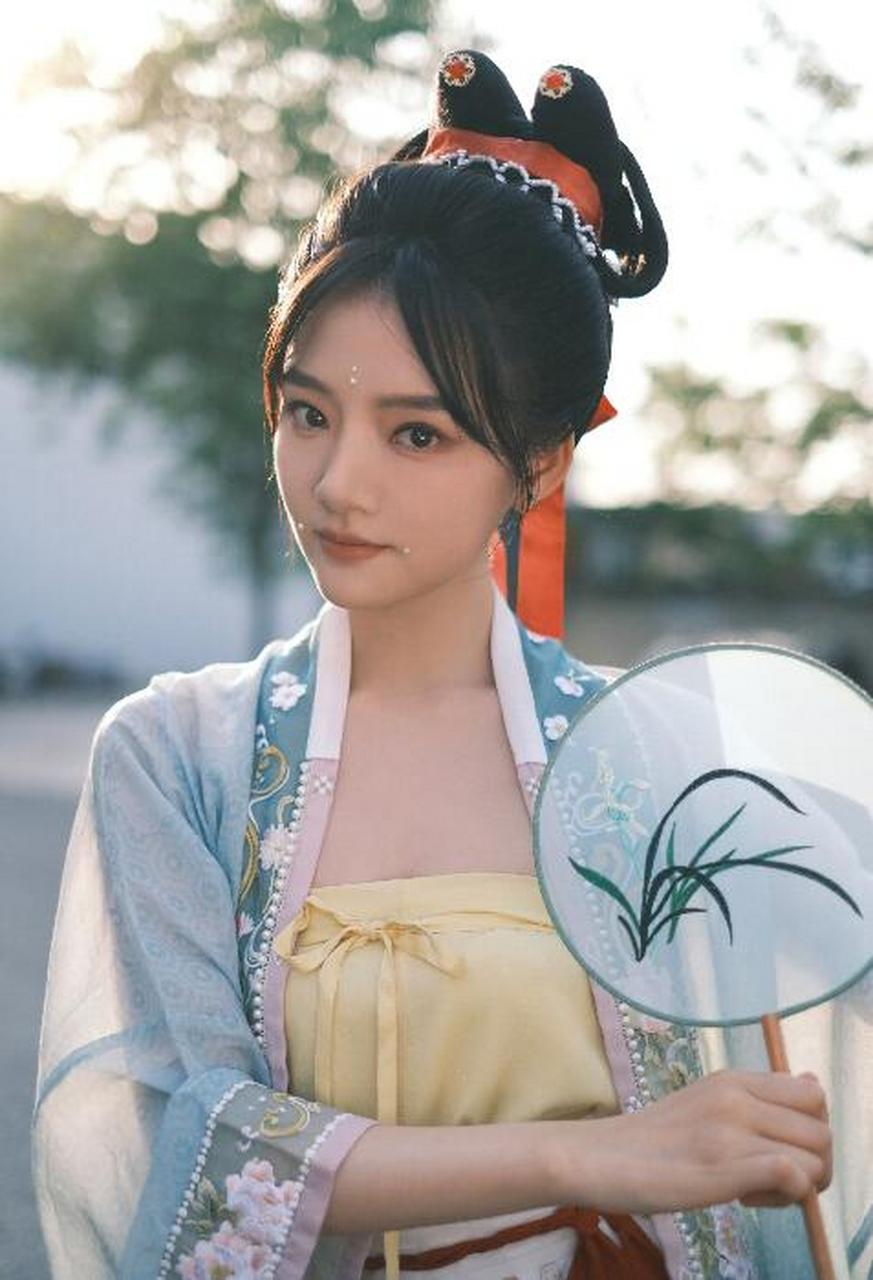 任敏,古风珍珠妆绝美 持团扇漫步身姿摇曳.