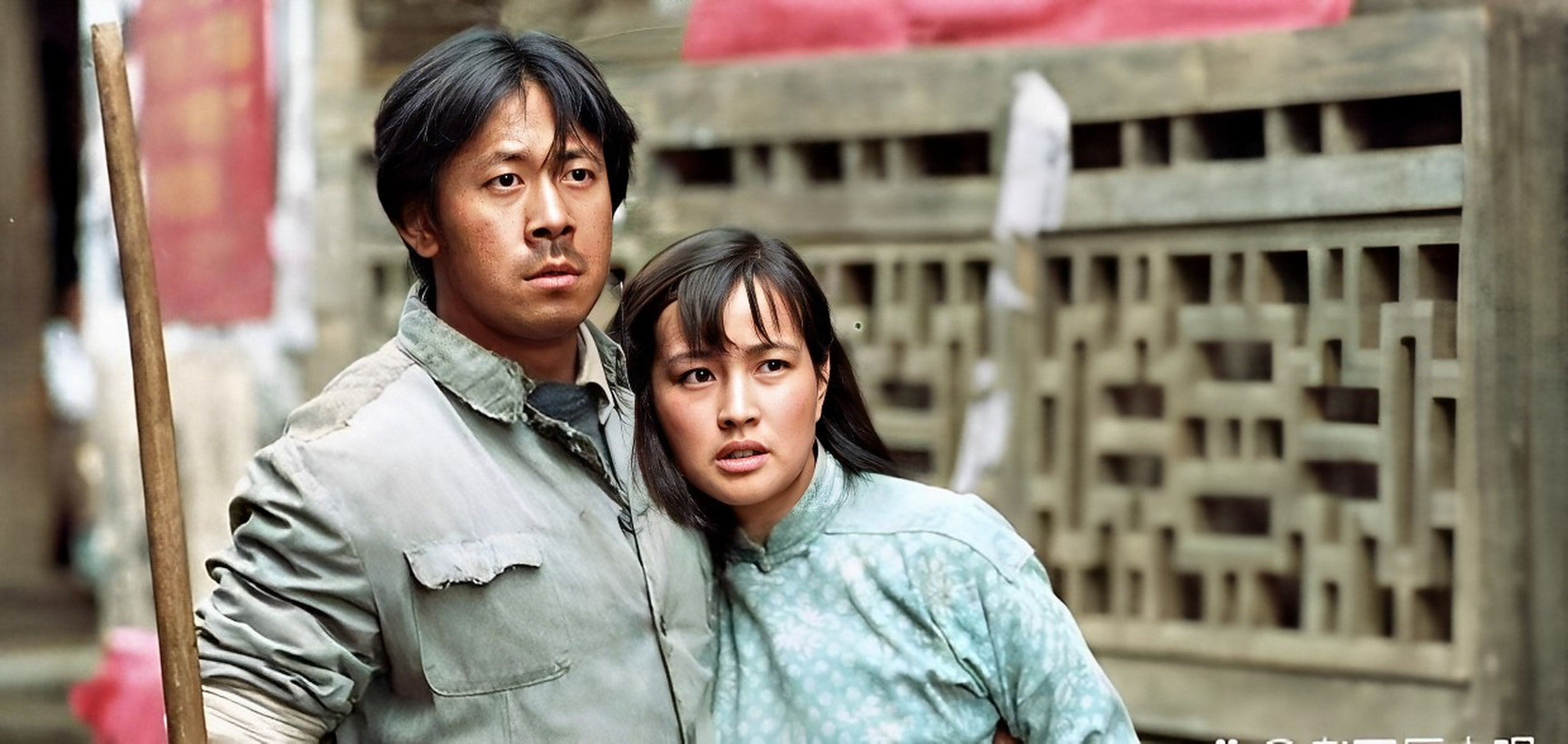 1992年,40岁的刘晓庆和29岁的姜文在天津机场愉快地摆姿势.