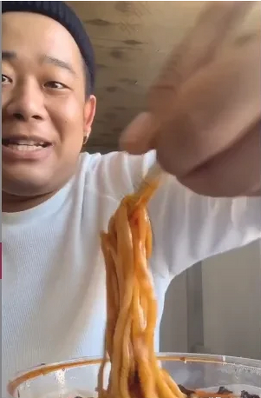 19岁的网红孙艺轩长得像30好几的大叔,原因就是他长期在做美食视频