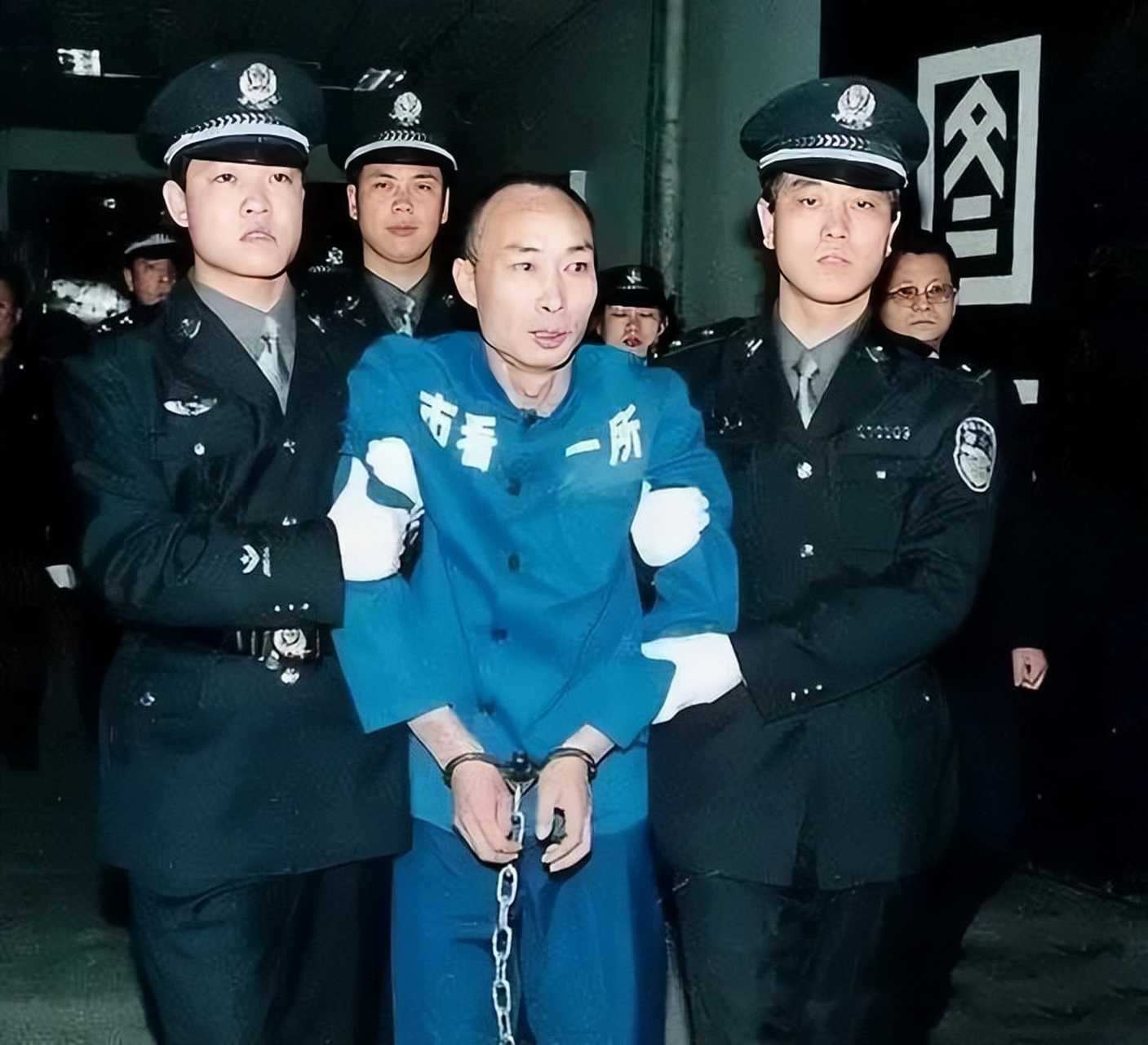 从小父母离异的他,性格顽劣不堪,曾因强奸罪入狱十年,老婆也离开了他.