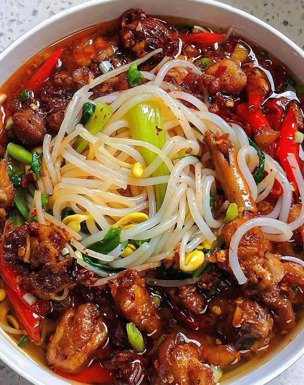 辣子鸡米线? ?做法: 1?