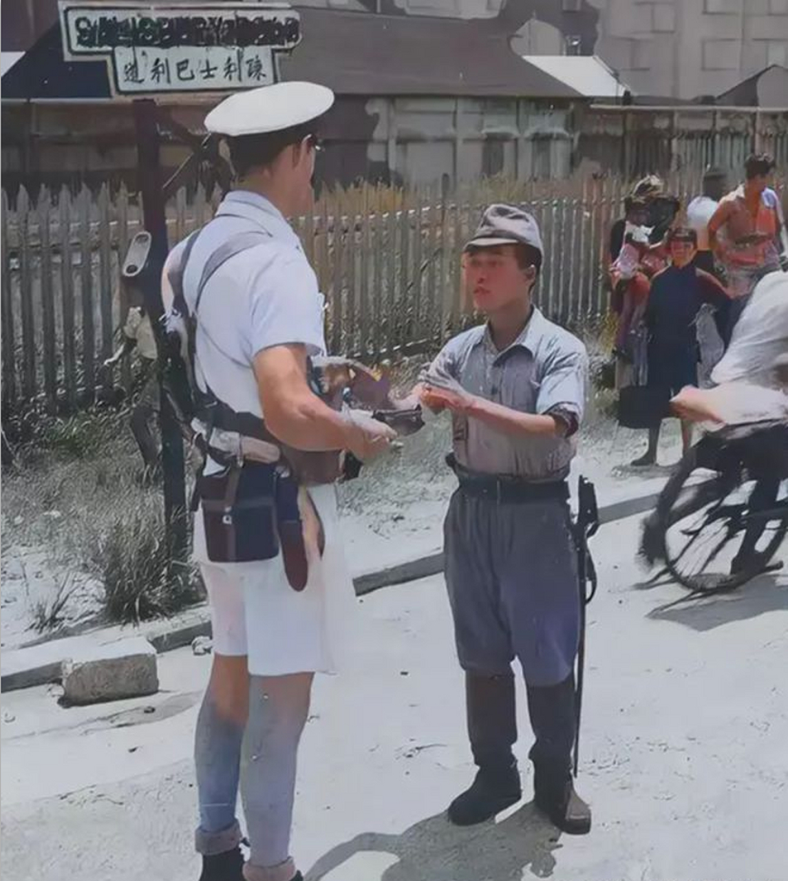 1945年,香港街头,一名英国皇家警察与日本兵交谈的画面,两人不知道