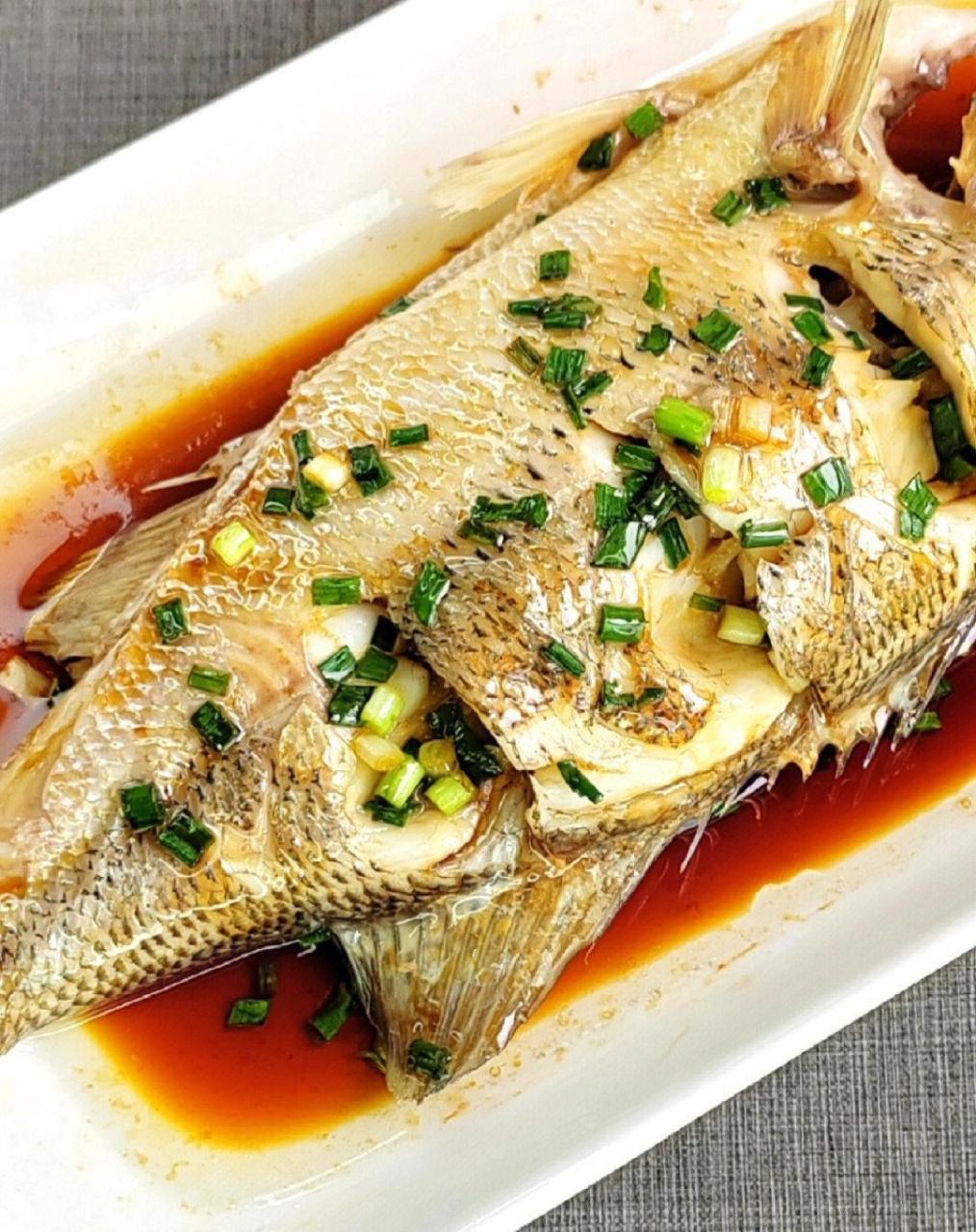 一道营养美味的葱油鲈鱼来了,鱼肉紧实,口感鲜香嫩滑,巨好吃 食材