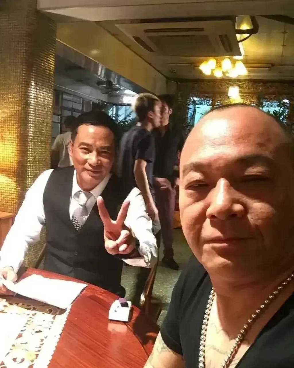[咒骂]  吴志雄年轻时,人称"b哥",花臂横肉,还喜欢争强斗勇,一脸的狠