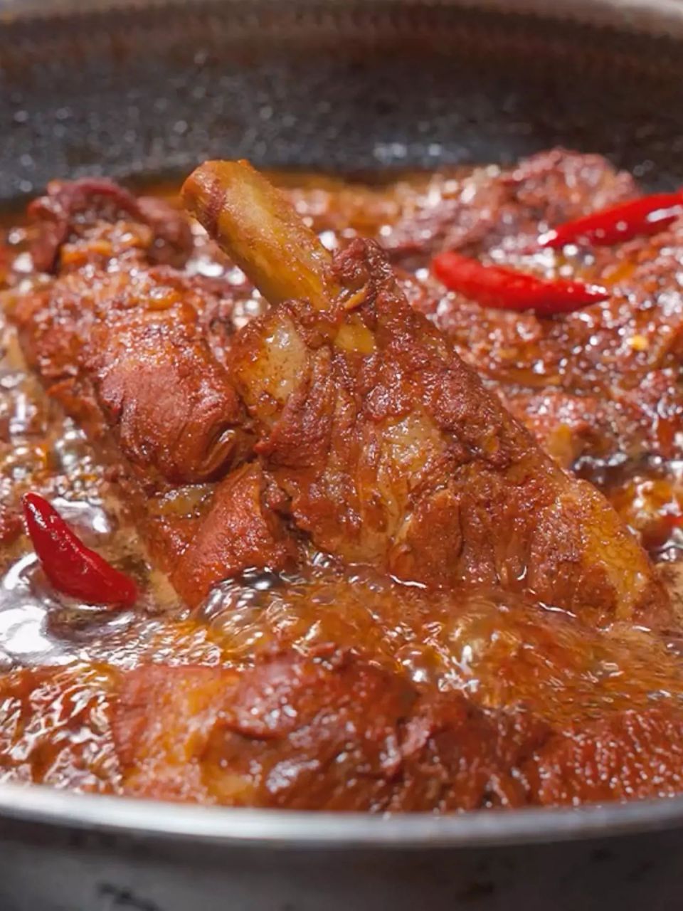 酱香浓郁,脱骨即化,好吃到没朋友,喜欢赶紧试试呀～ 食材:排骨1斤,葱