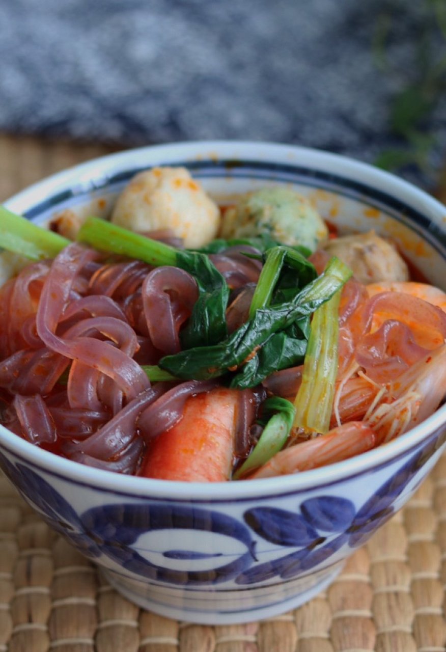 一个人的午餐泰香啦 新鲜的紫薯粉条,柔韧而顺滑,放锅里煮熟,加上配菜