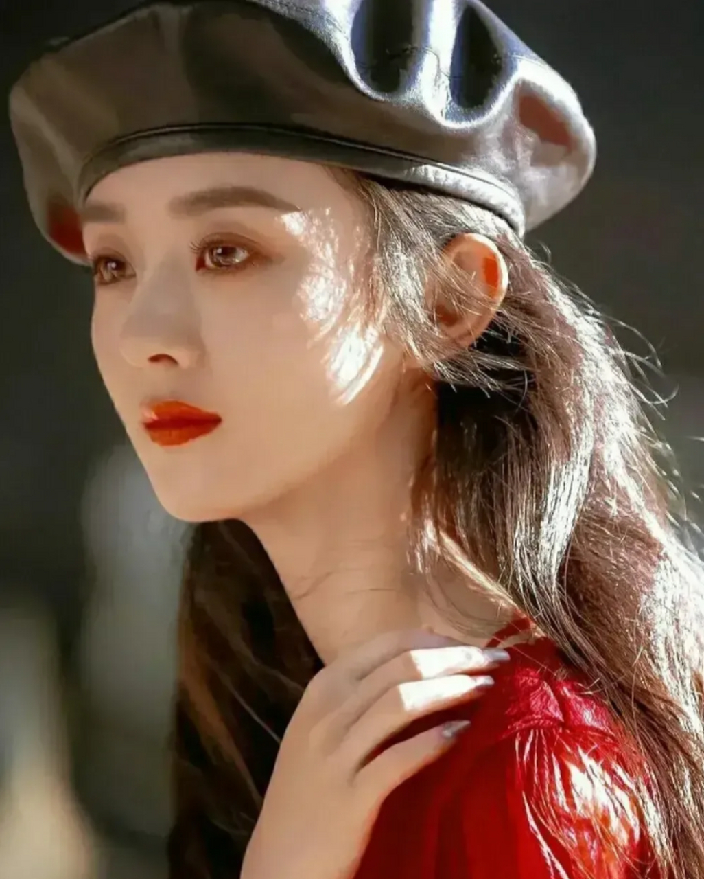 赵丽颖的眼神也太"杀人"了,配上她的穿搭,简直绝美!