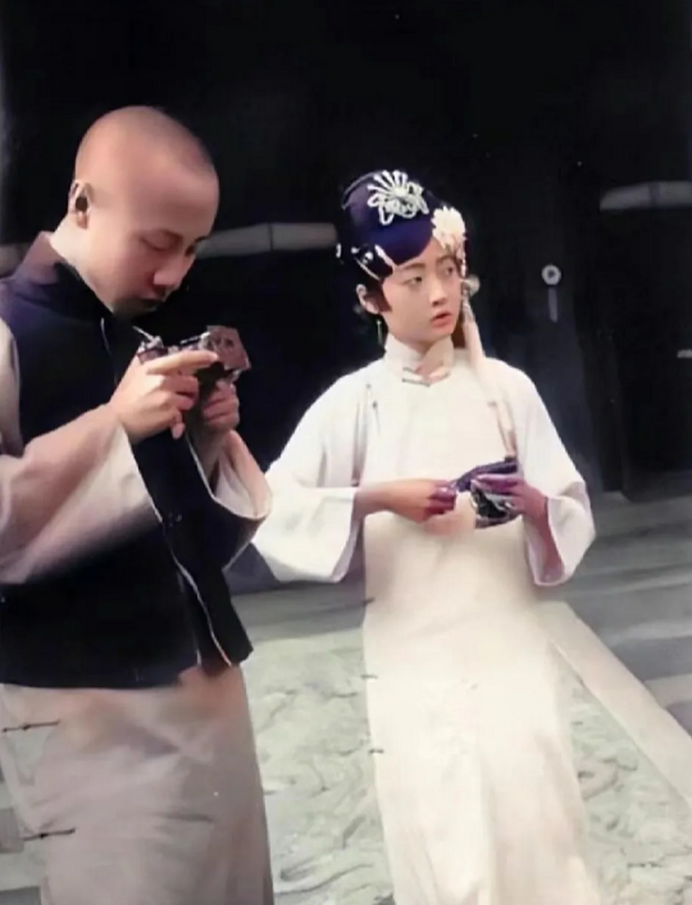 这张照片拍摄的人物是末代皇帝薄仪和皇后婉容.