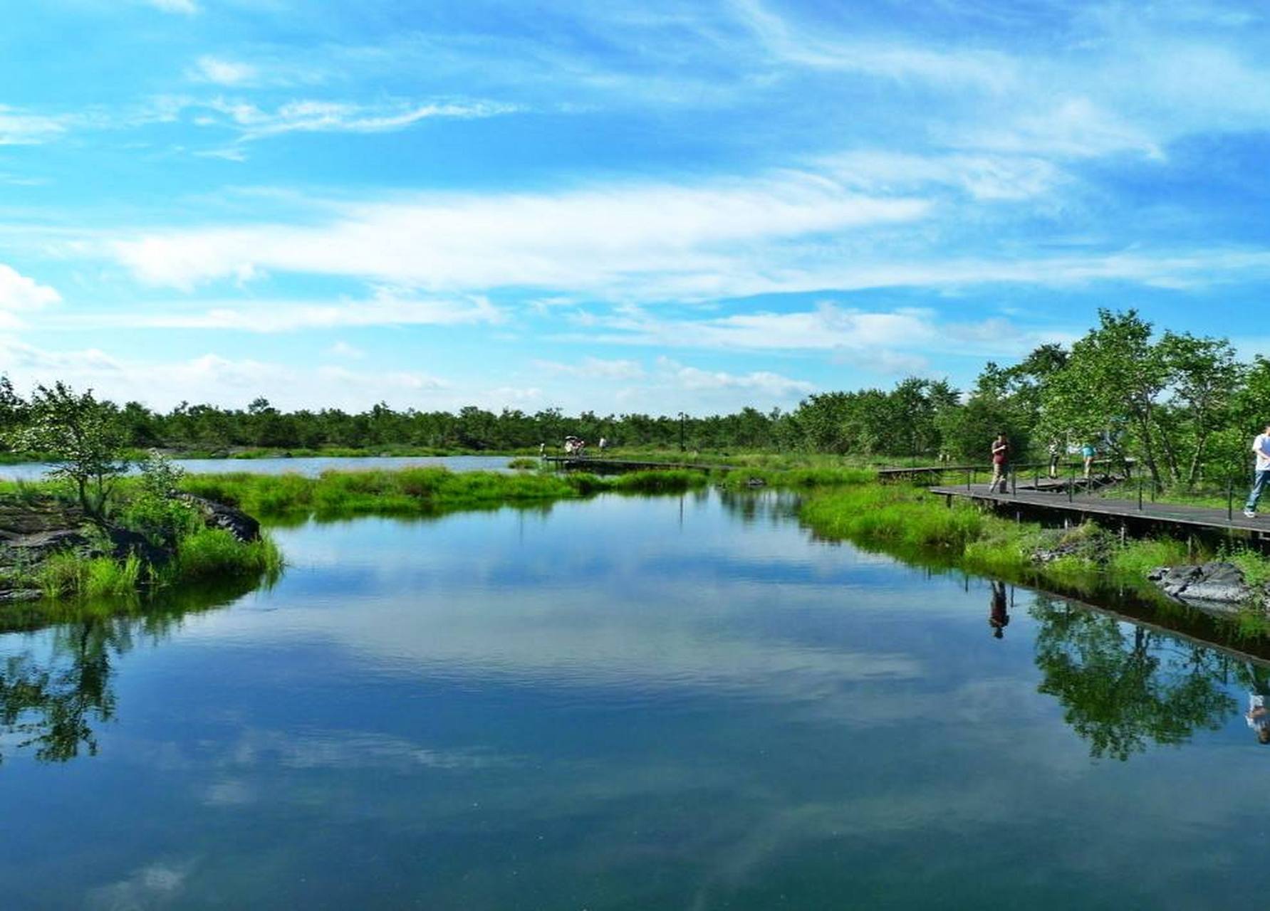 哈登胡硕公主圣泉:位于查干淖尔湖区以西9公里处,已有几百年的治疗多