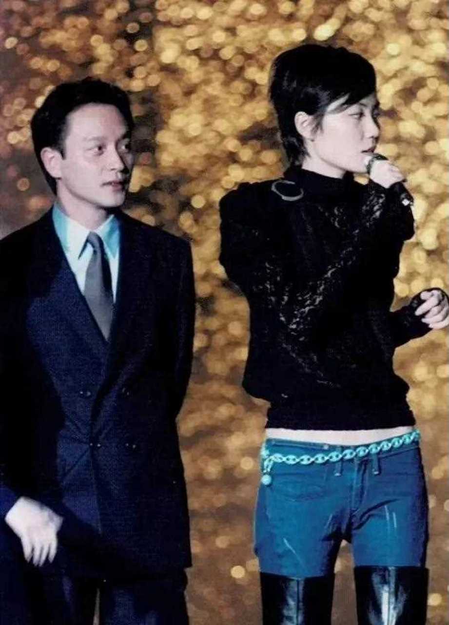 王菲与张国荣的一组珍贵合照,两人同以黑蓝色造型出镜,男帅女美,个性