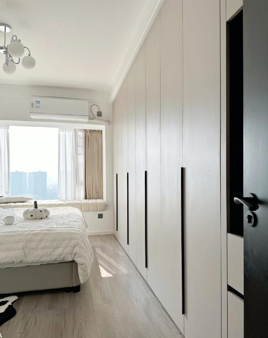 我家主卧是长方形的格局,大概有18平左右,进门到飘窗长4.