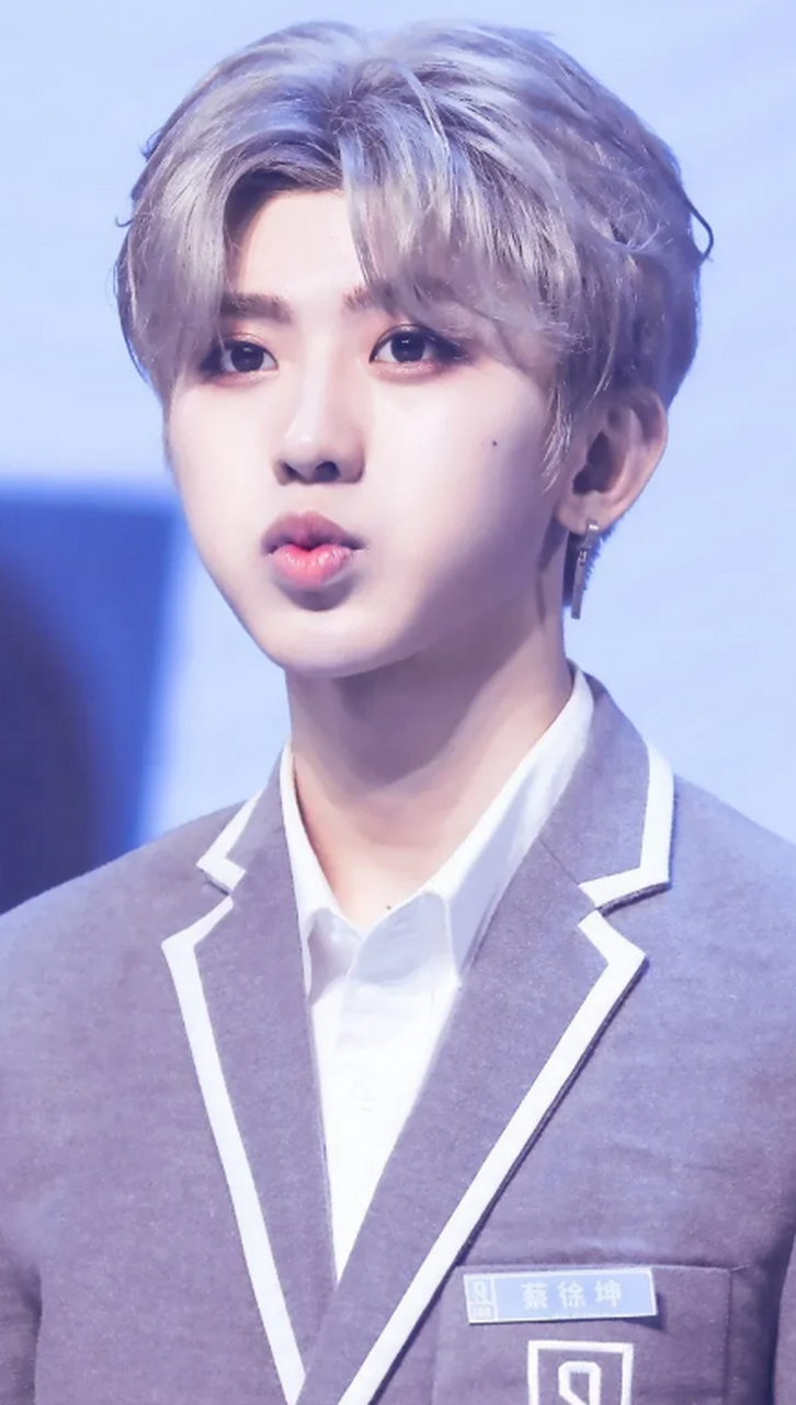 【1】蔡徐坤在2021年5月的时候,经朋友介绍在一家ktv和认识了一位