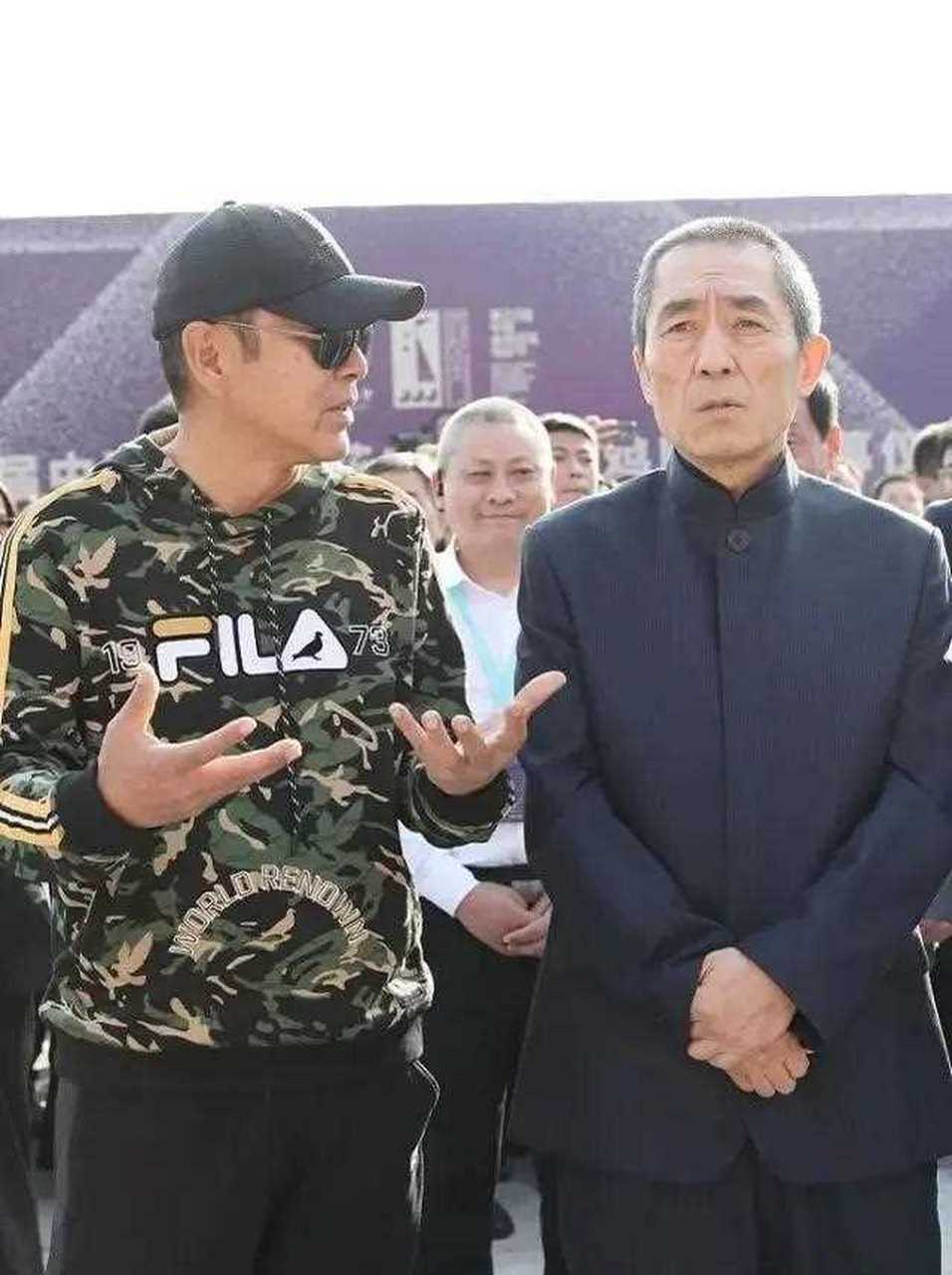 陈道明与张艺谋,成龙同框,穿卫衣戴棒球帽,深色的迷彩卫衣图案,多了几