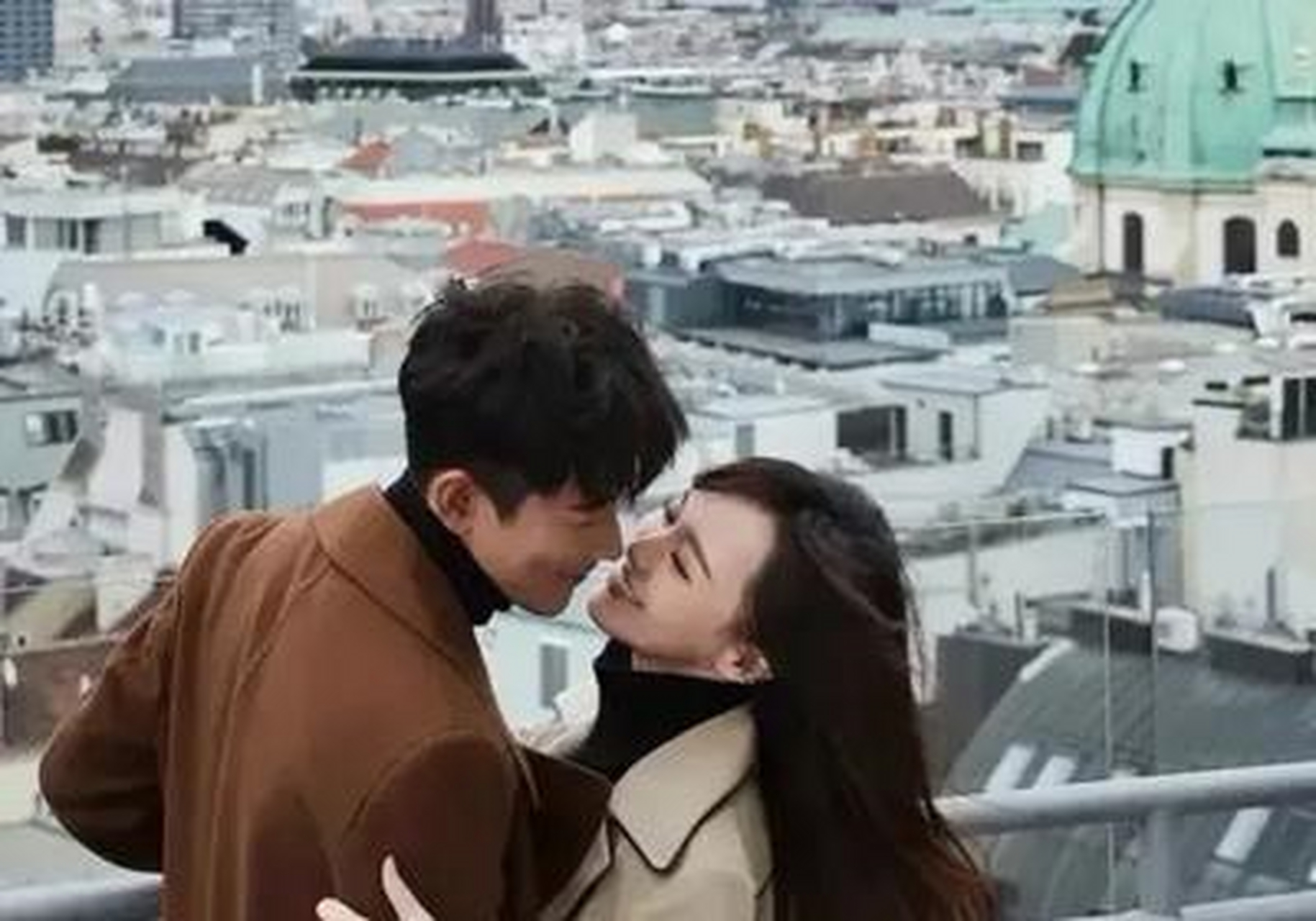 唐嫣和老公罗晋幸福同框,同穿咖色系风衣出镜,郎才女貌太唯美