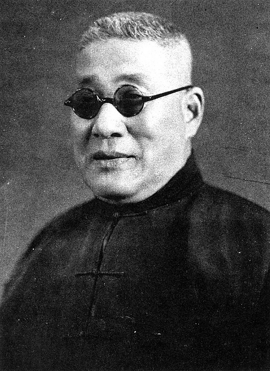 张伯苓是中国著名教育家,近代著名爱国教育家,南开系列学校创办者.