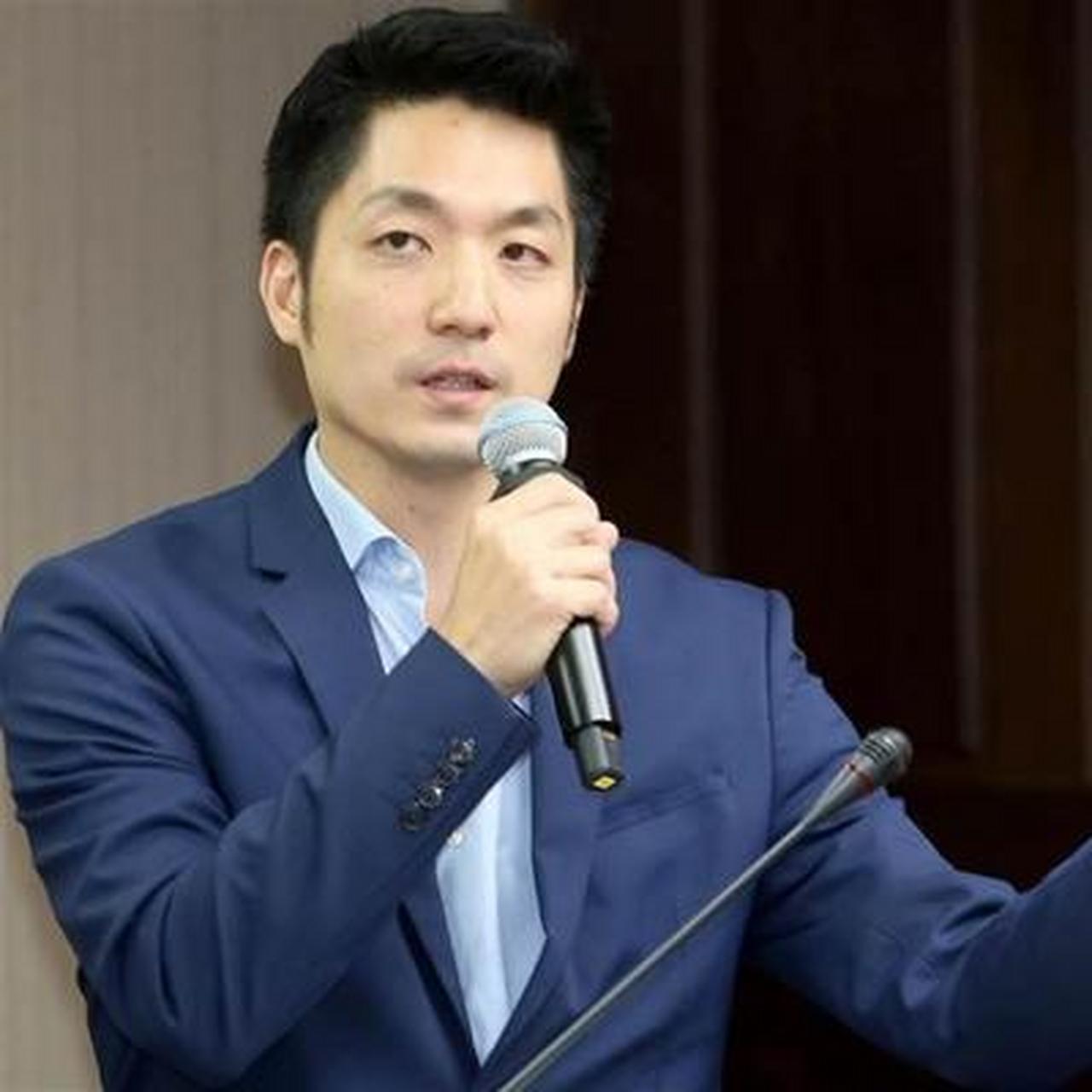 长相帅气的蒋万安与妻子石舫亘的珍贵画面,镜头前的蒋